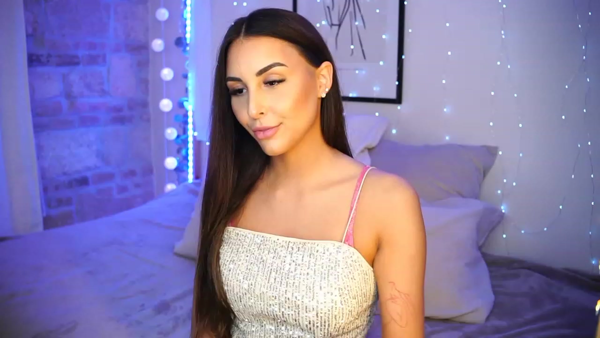 Gallery image thumbnail from Lisamelow's myfreecams stream on, 04/25/2023, 17:25 image 1 of 20