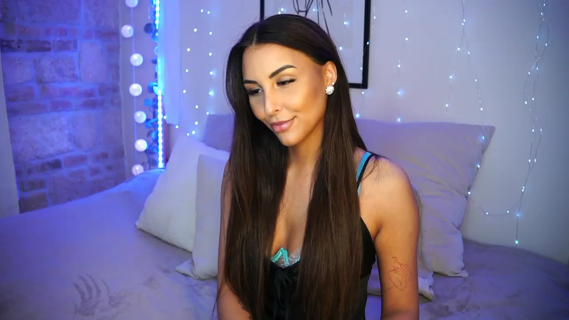 Gallery image thumbnail from Lisamelow's myfreecams stream on, 04/26/2023, 17:14 image 7 of 20