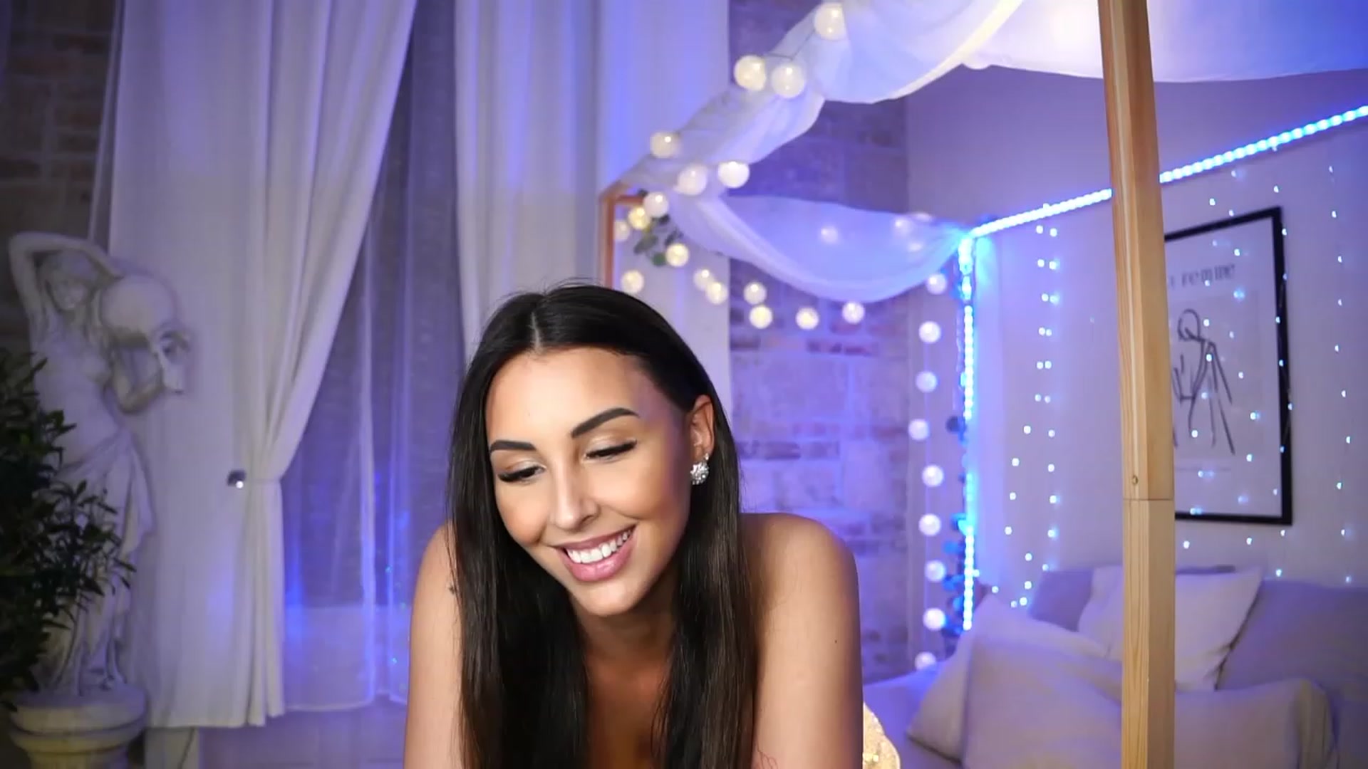 Gallery image thumbnail from Lisamelow's myfreecams stream on, 04/26/2023, 18:49 image 16 of 20