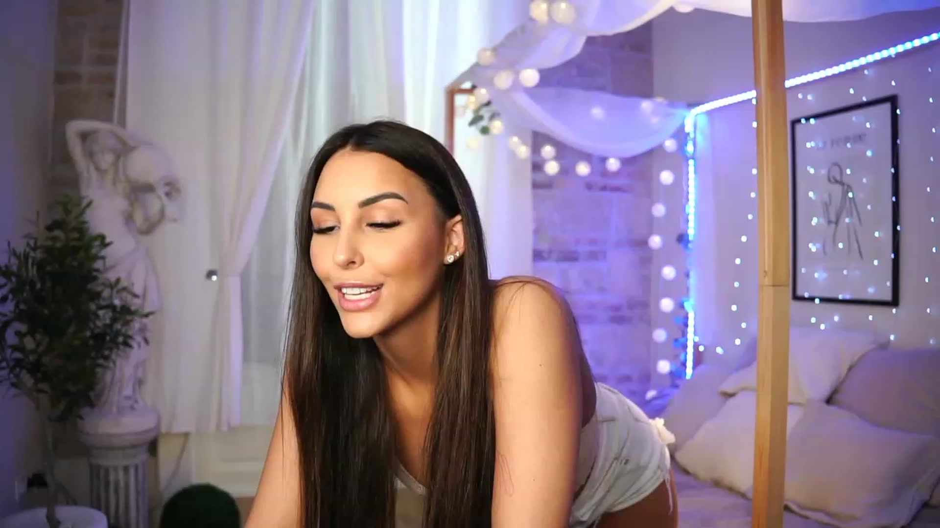 Gallery image thumbnail from Lisamelow's myfreecams stream on, 04/30/2023, 10:59 image 7 of 20