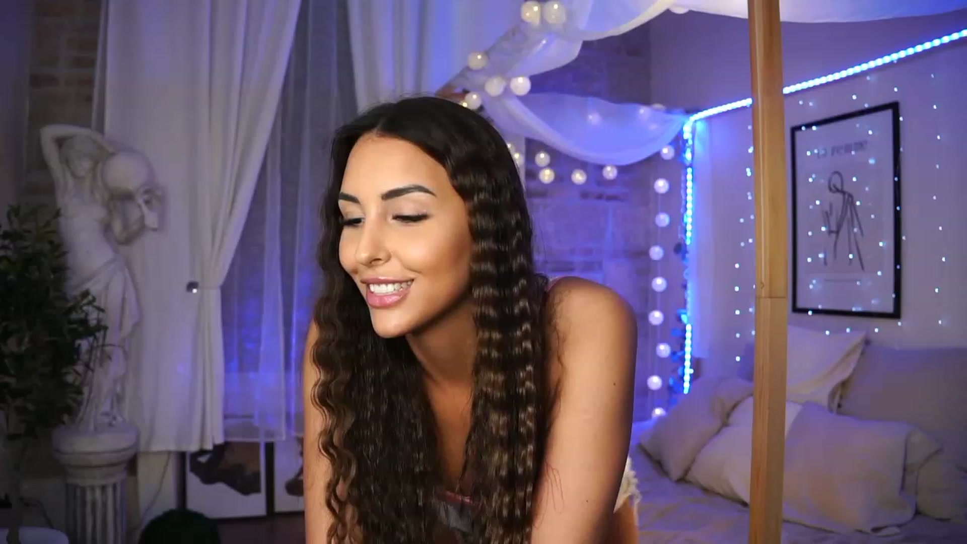 Gallery image thumbnail from Lisamelow's myfreecams stream on, 05/03/2023, 16:39 image 13 of 20