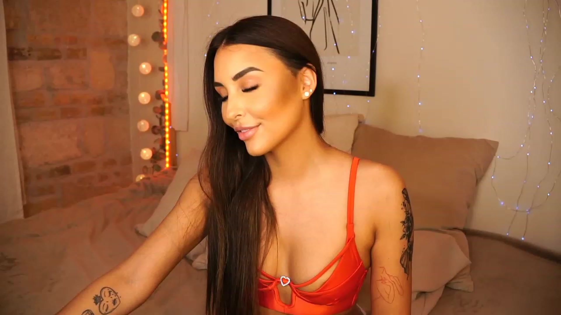 Gallery image thumbnail from Lisamelow's myfreecams stream on, 05/12/2023, 12:11 image 6 of 20