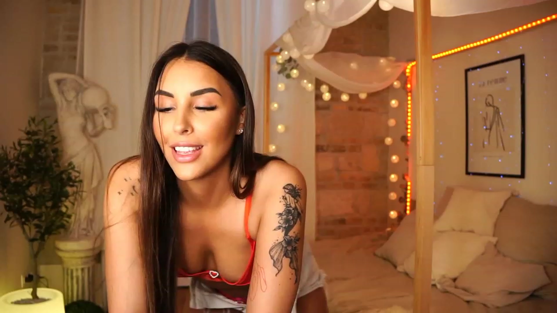 Gallery image thumbnail from Lisamelow's myfreecams stream on, 05/12/2023, 12:11 image 12 of 20