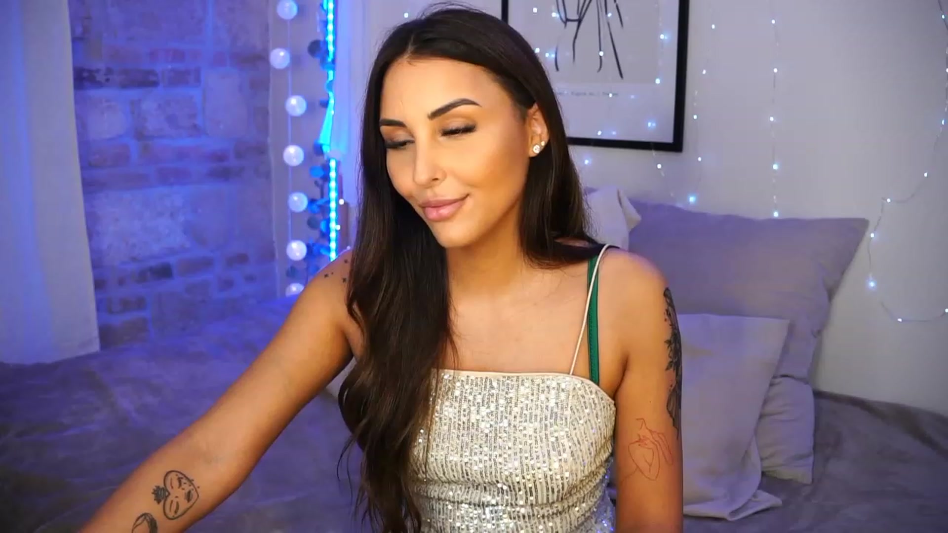 Gallery image thumbnail from Lisamelow's myfreecams stream on, 05/17/2023, 12:39 image 15 of 20