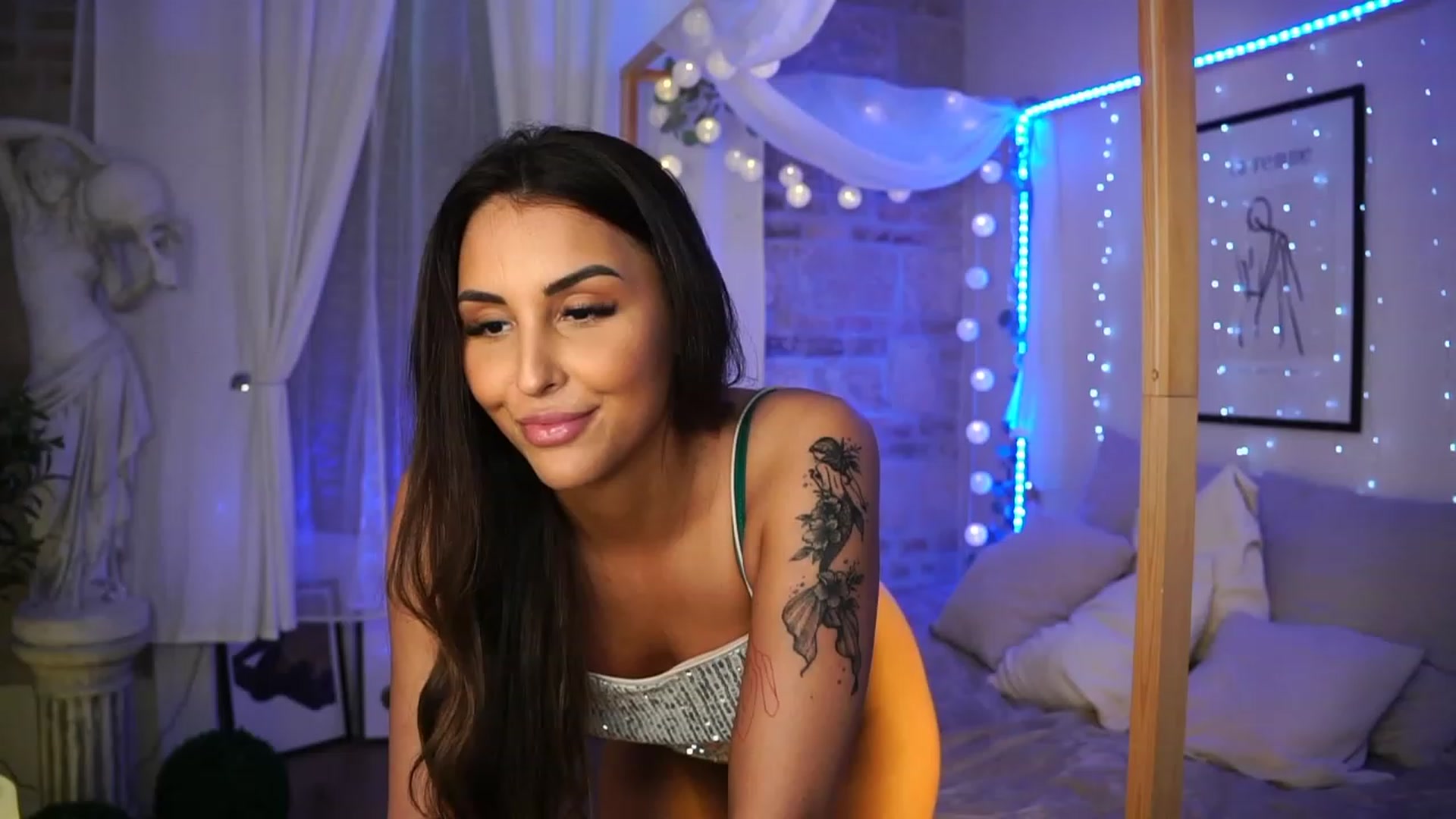 Gallery image thumbnail from Lisamelow's myfreecams stream on, 05/17/2023, 15:50 image 16 of 20