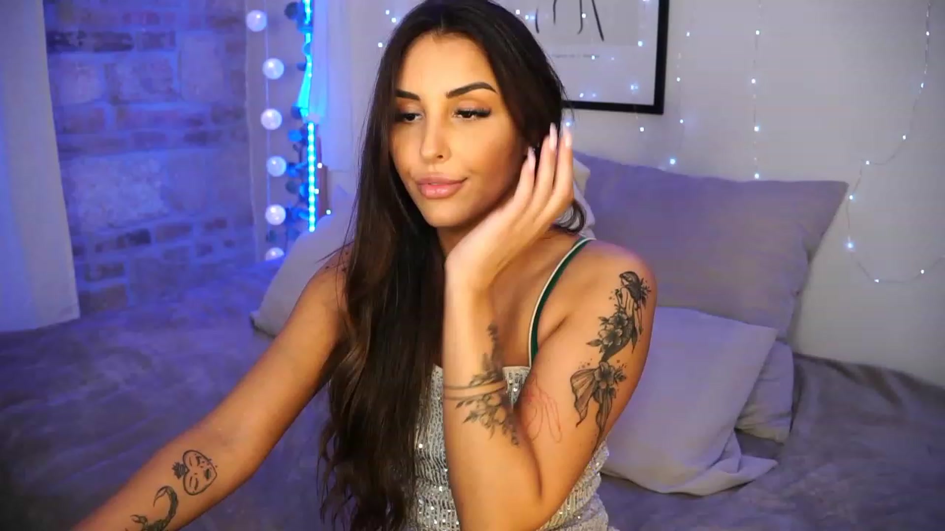 Gallery image thumbnail from Lisamelow's myfreecams stream on, 05/17/2023, 15:50 image 12 of 20
