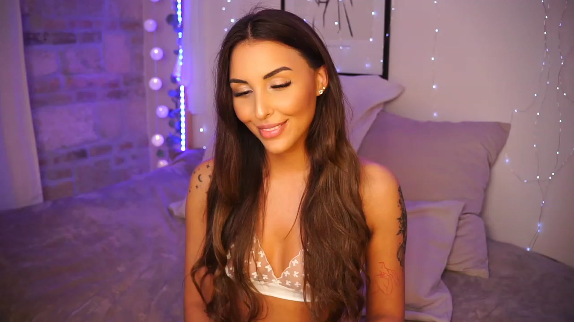 Gallery image thumbnail from Lisamelow's myfreecams stream on, 05/18/2023, 19:34 image 14 of 20
