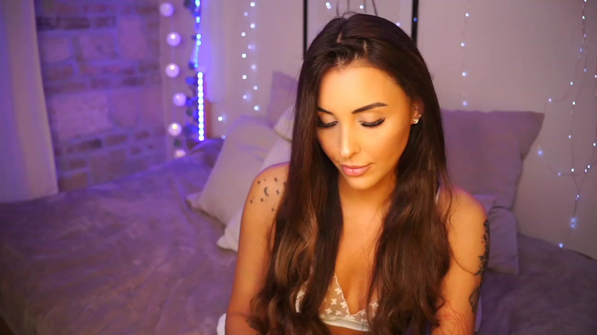 Gallery image thumbnail from Lisamelow's myfreecams stream on, 05/18/2023, 19:34 image 18 of 20