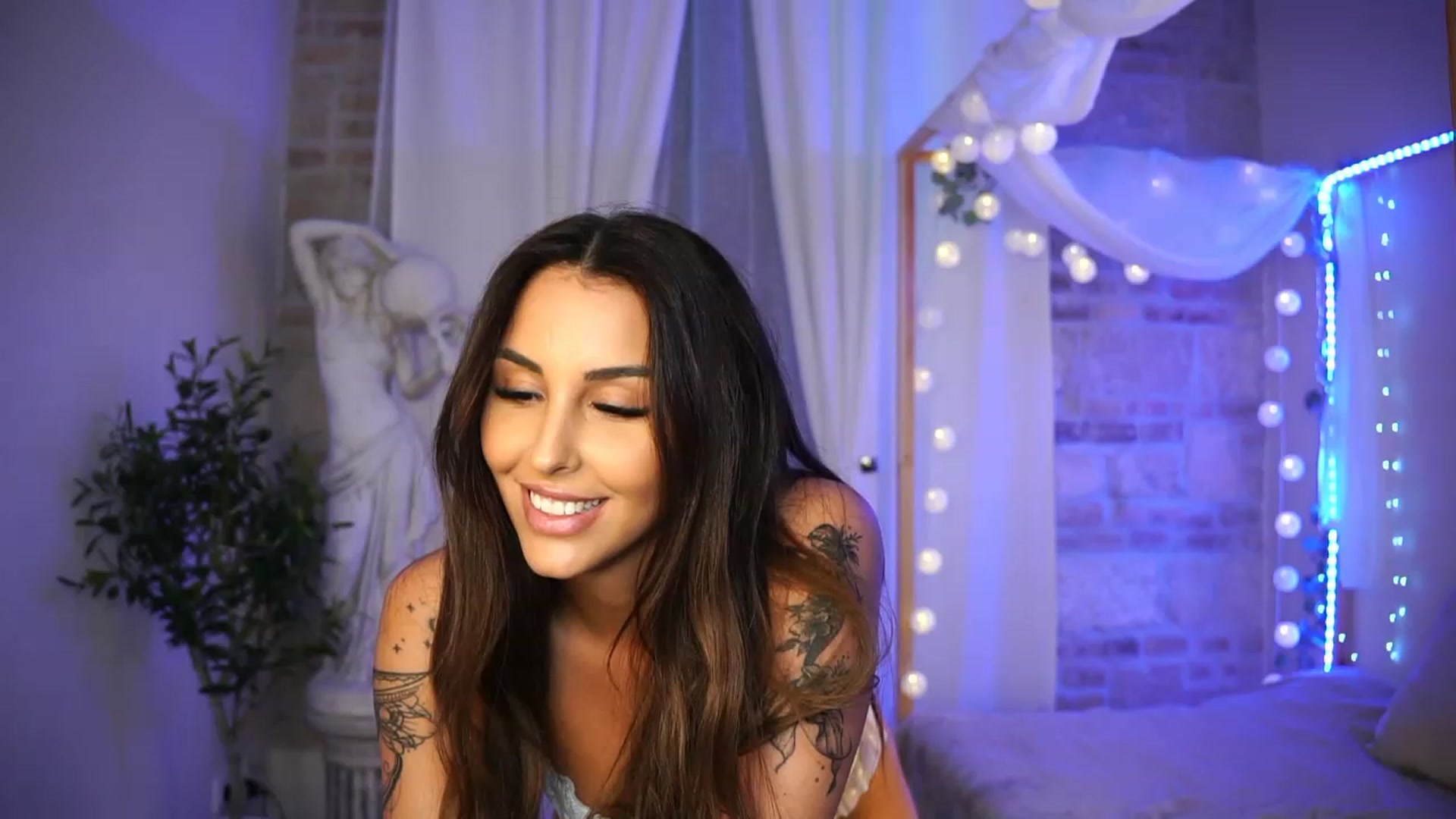 Gallery image thumbnail from Lisamelow's myfreecams stream on, 05/24/2023, 17:49 image 15 of 20