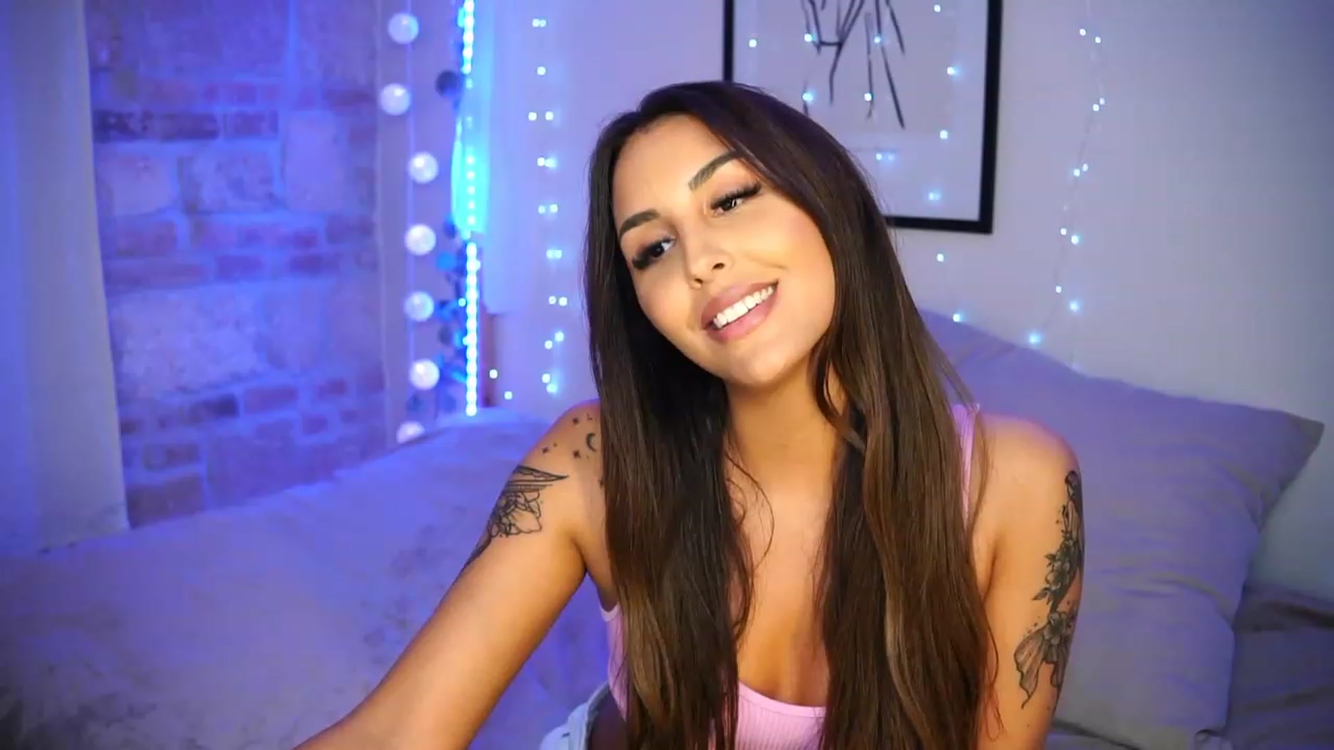 Gallery image thumbnail from Lisamelow's myfreecams stream on, 05/24/2023, 21:18 image 3 of 20
