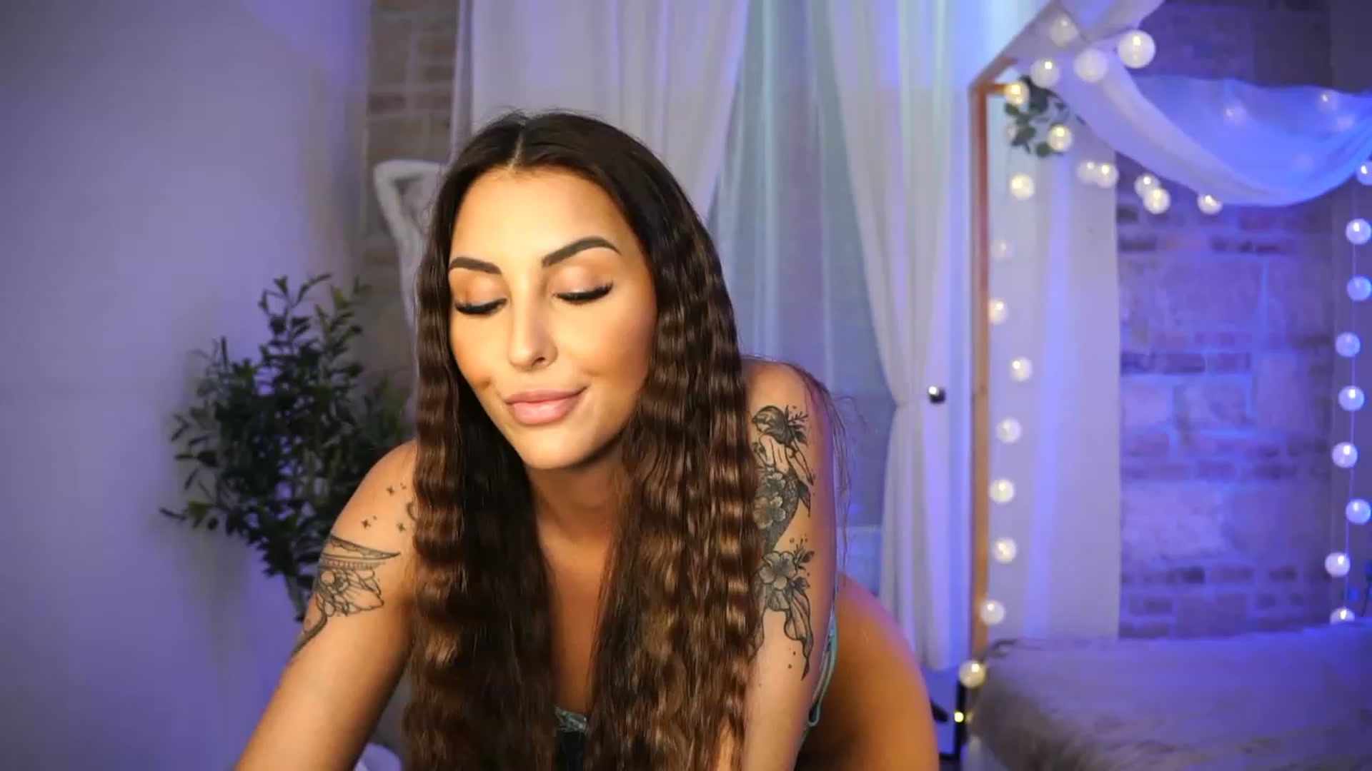 Gallery image thumbnail from Lisamelow's myfreecams stream on, 05/27/2023, 14:33 image 10 of 20