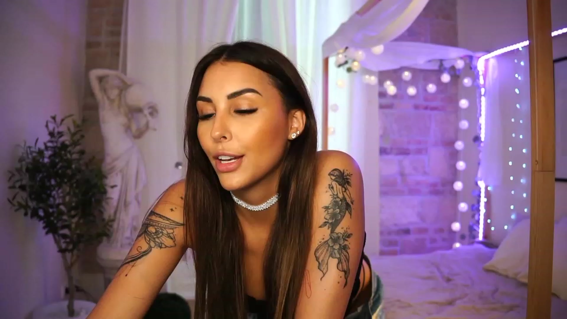Gallery image thumbnail from Lisamelow's myfreecams stream on, 05/31/2023, 12:48 image 1 of 20