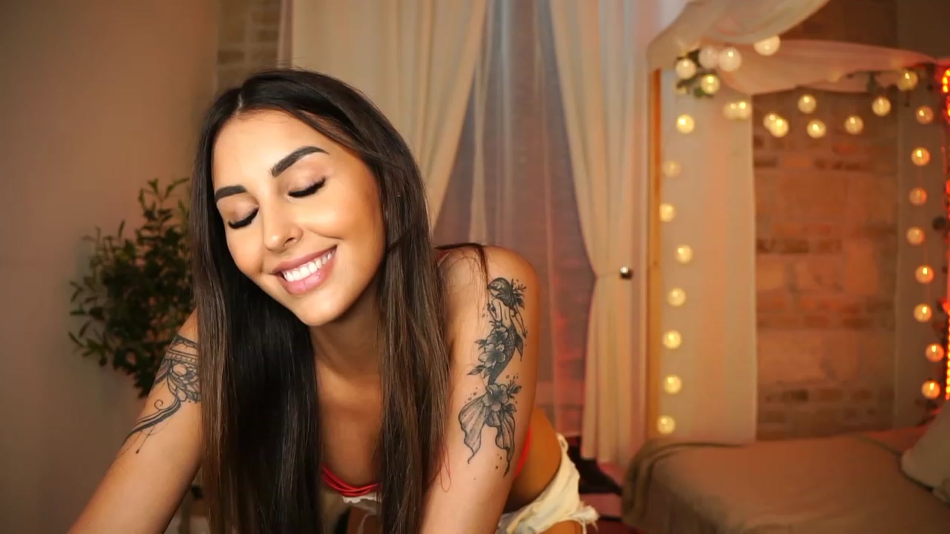 Gallery image thumbnail from Lisamelow's myfreecams stream on, 06/08/2023, 11:53 image 8 of 20