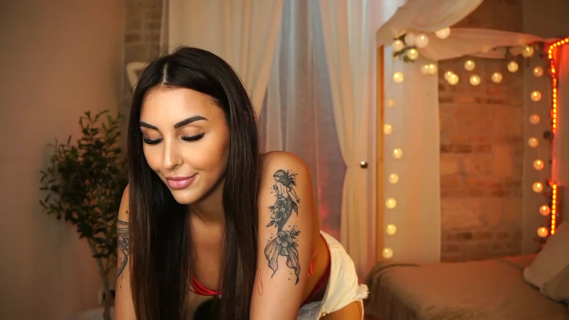 Gallery image thumbnail from Lisamelow's myfreecams stream on, 06/08/2023, 12:39 image 16 of 20