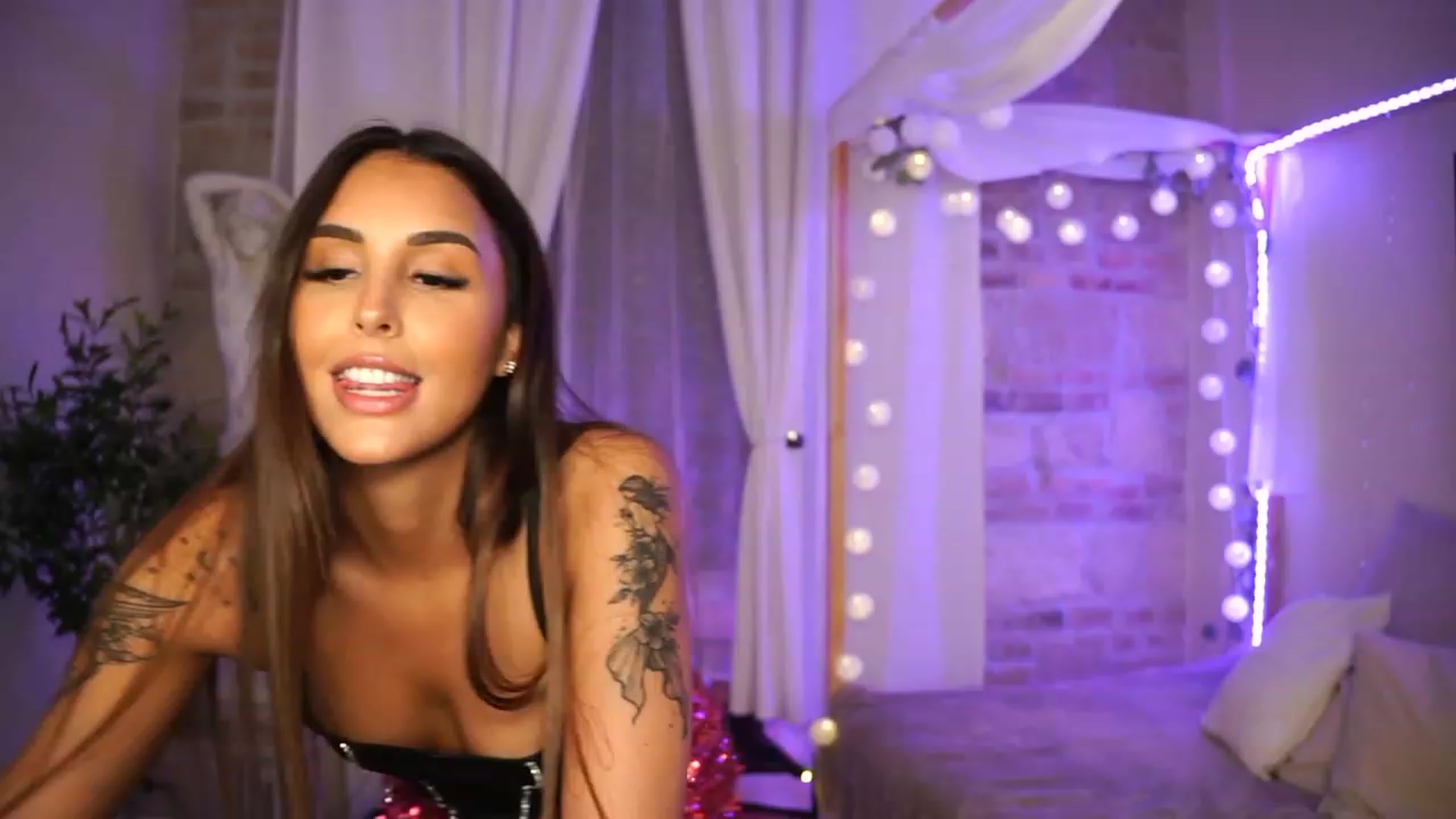 Gallery image thumbnail from Lisamelow's myfreecams stream on, 06/15/2023, 19:14 image 16 of 20
