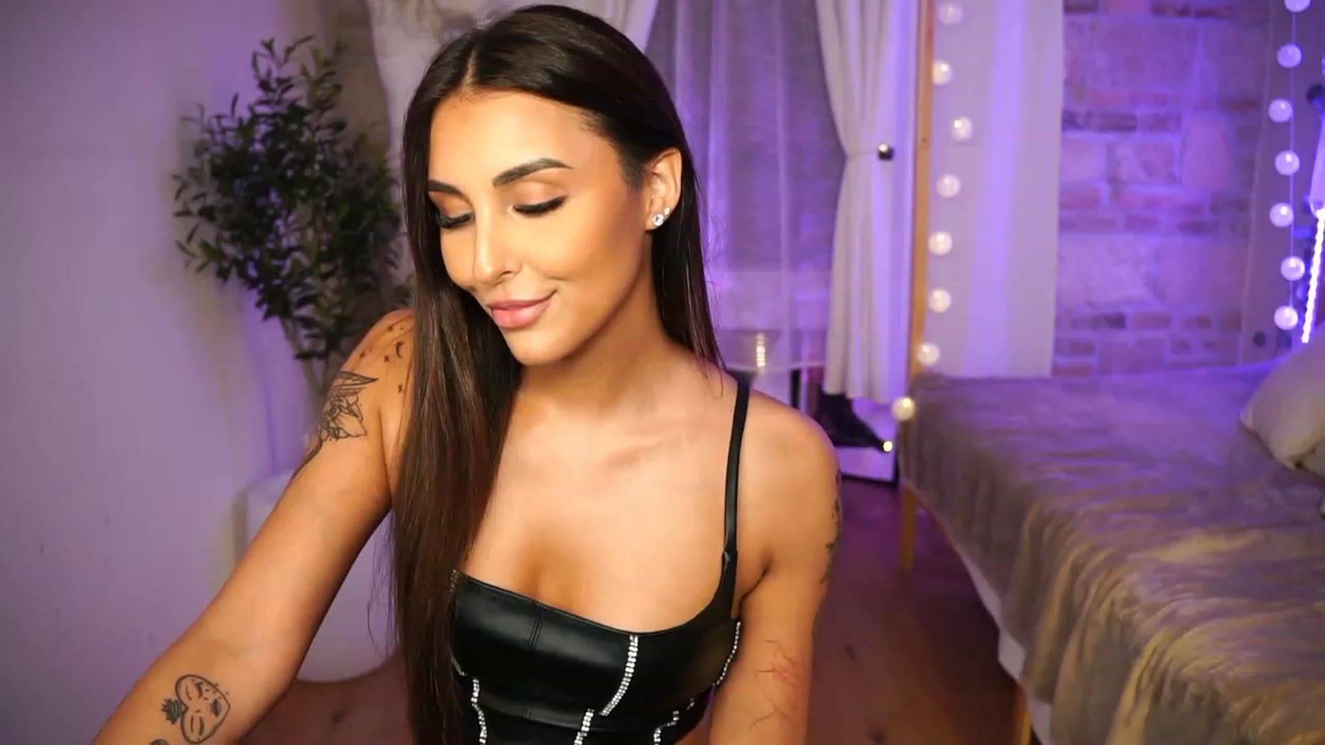 Gallery image thumbnail from Lisamelow's myfreecams stream on, 06/15/2023, 20:24 image 16 of 20