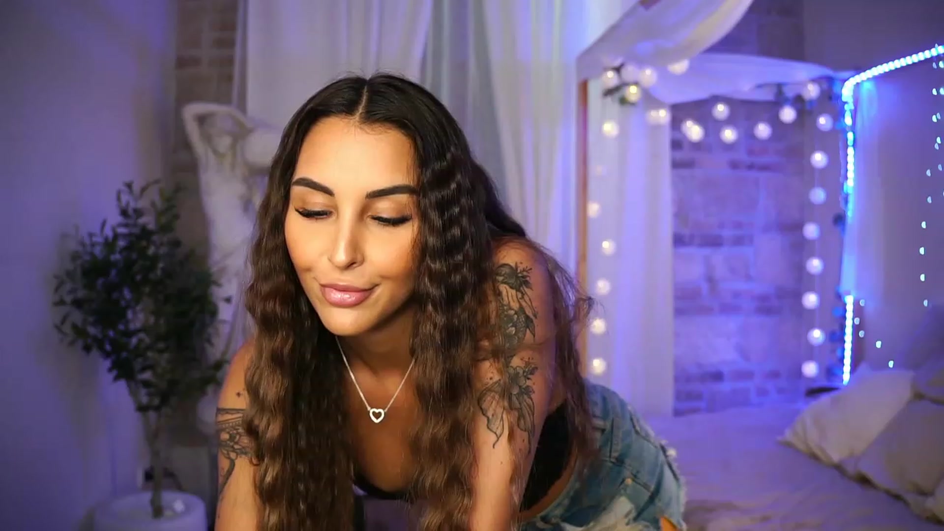 Gallery image thumbnail from Lisamelow's myfreecams stream on, 06/19/2023, 16:54 image 3 of 20