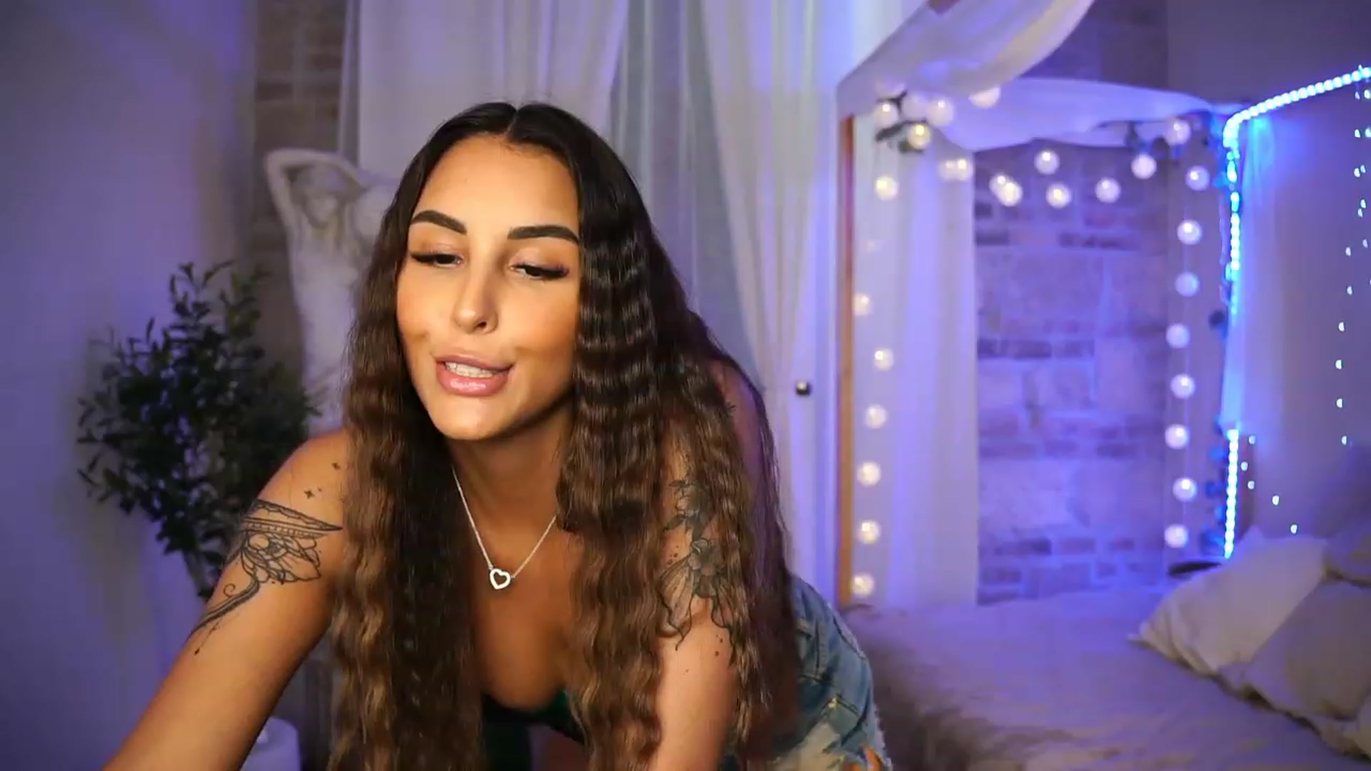 Gallery image thumbnail from Lisamelow's myfreecams stream on, 06/19/2023, 16:54 image 4 of 20