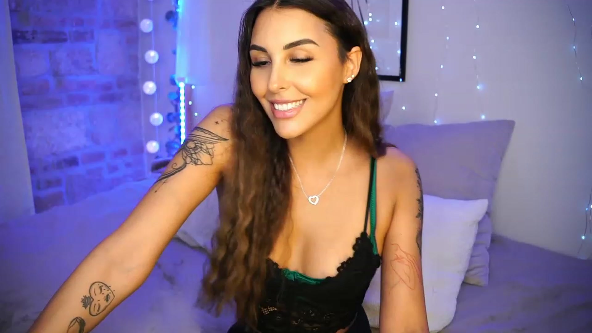 Gallery image thumbnail from Lisamelow's myfreecams stream on, 06/19/2023, 17:52 image 6 of 20