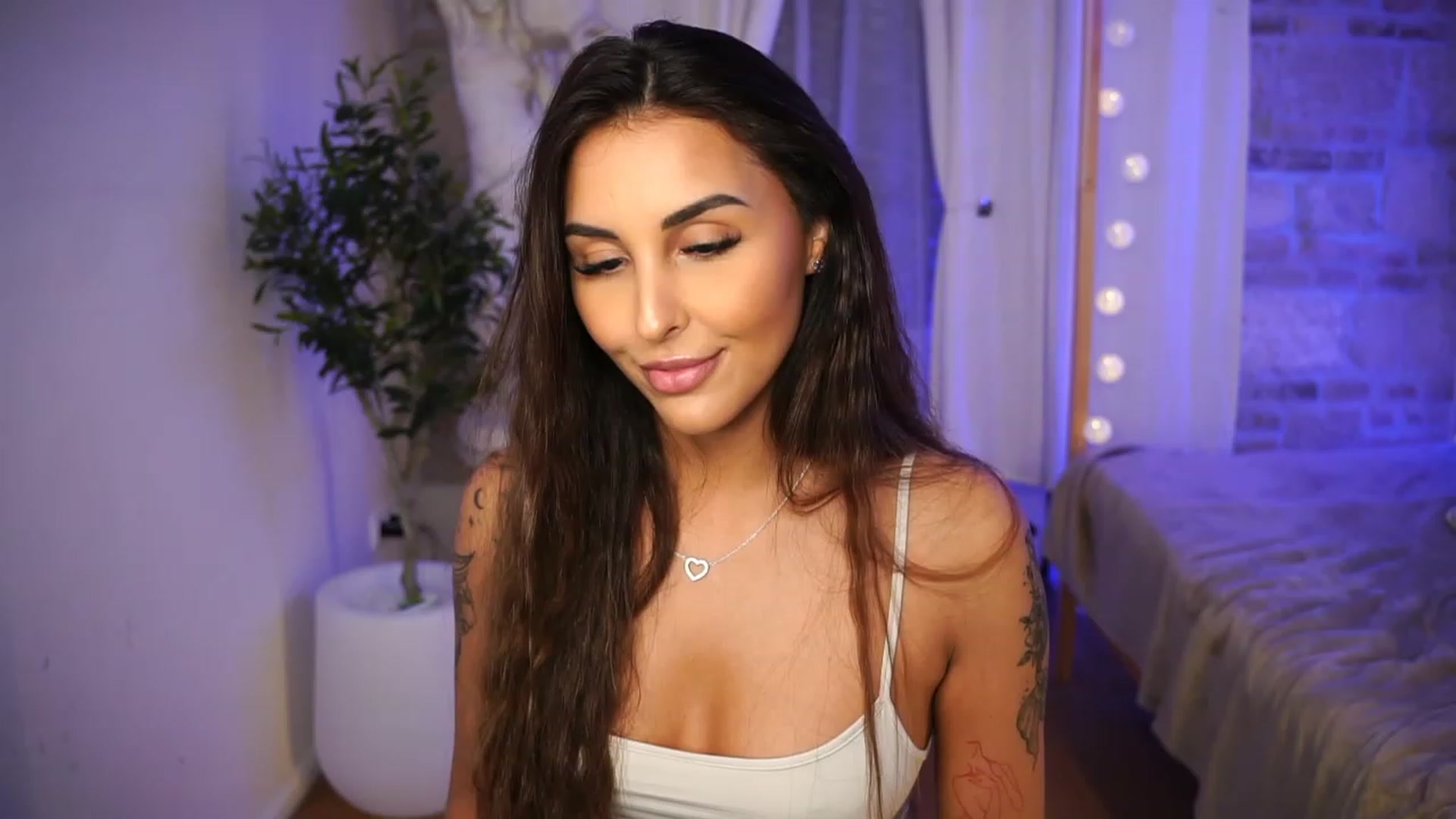 Gallery image thumbnail from Lisamelow's myfreecams stream on, 06/20/2023, 18:35 image 10 of 20