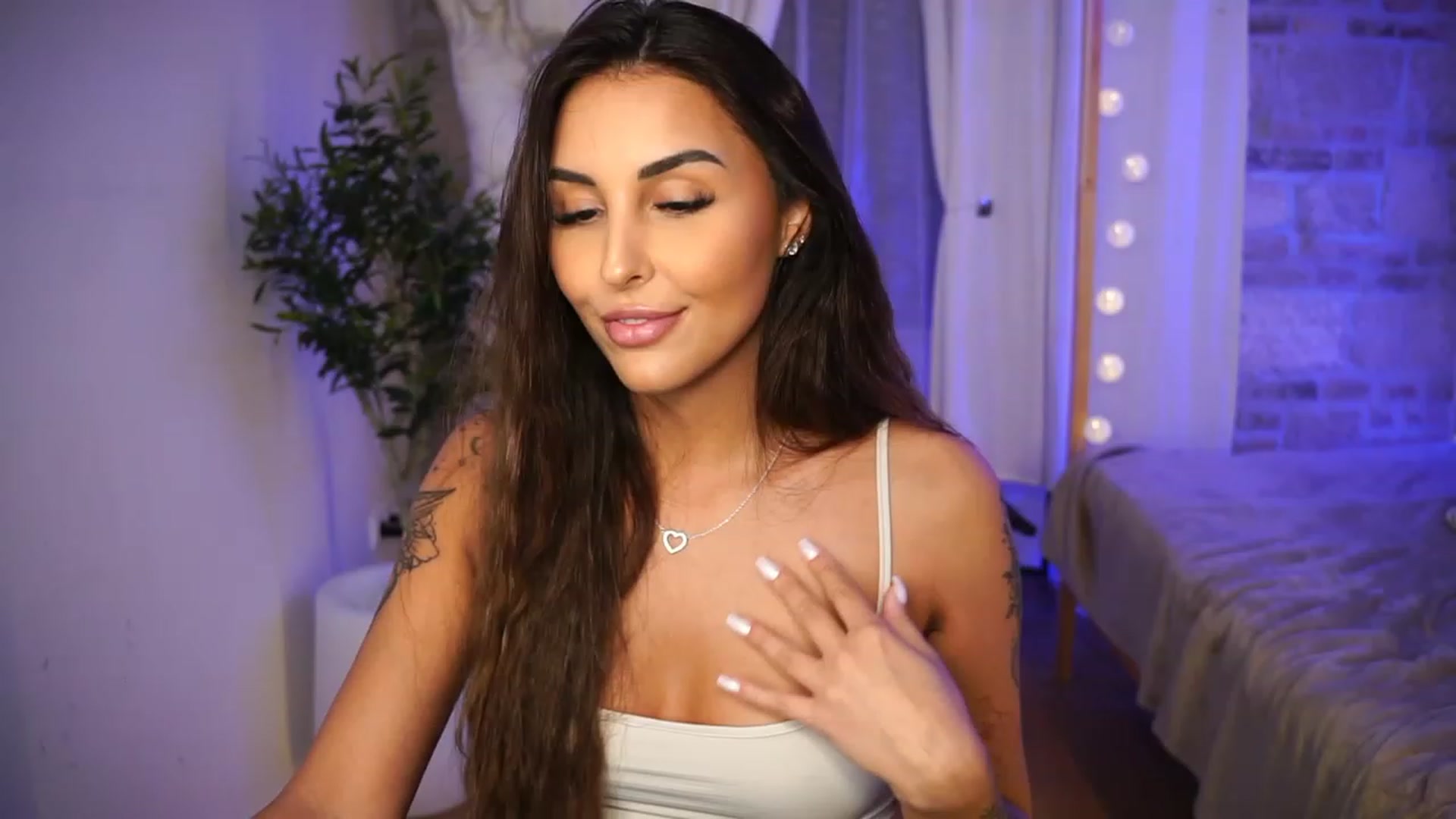 Gallery image thumbnail from Lisamelow's myfreecams stream on, 06/20/2023, 18:35 image 11 of 20