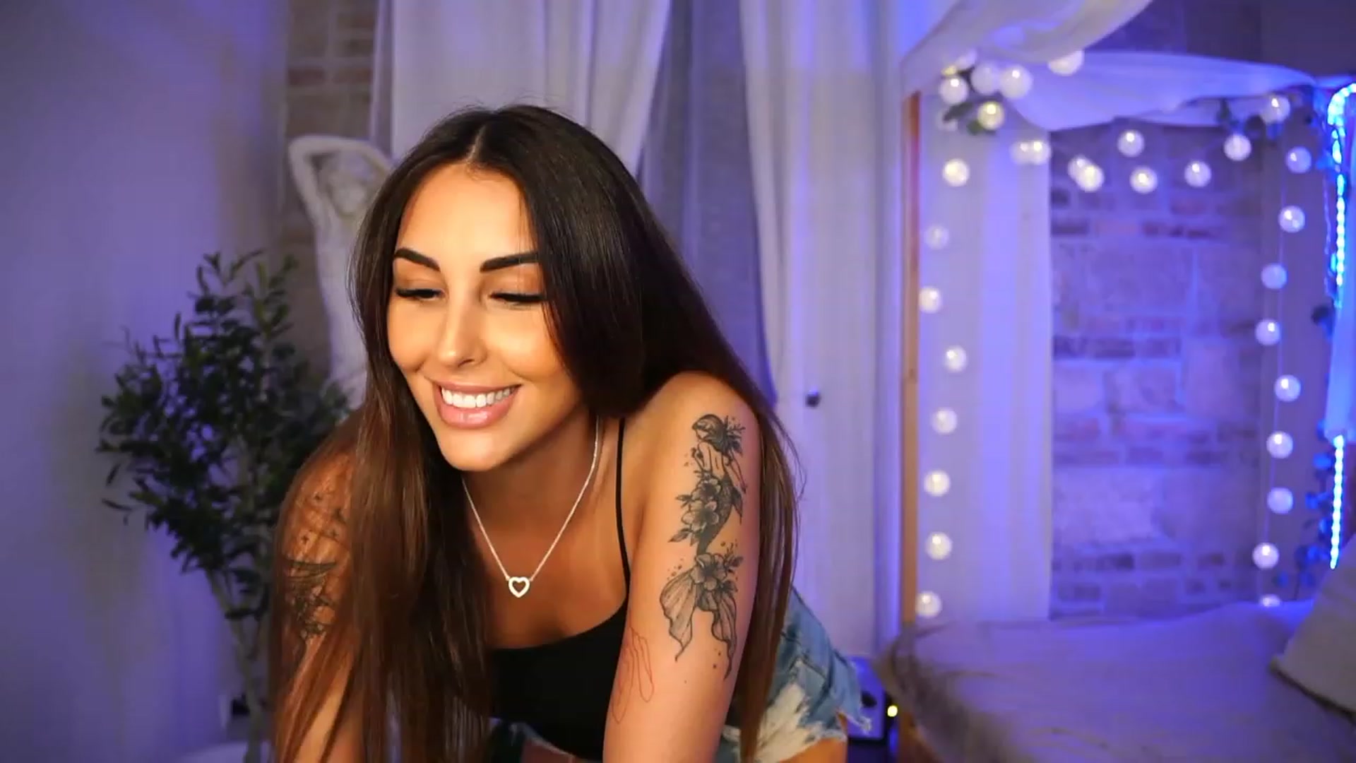 Gallery image thumbnail from Lisamelow's myfreecams stream on, 06/22/2023, 17:47 image 3 of 20