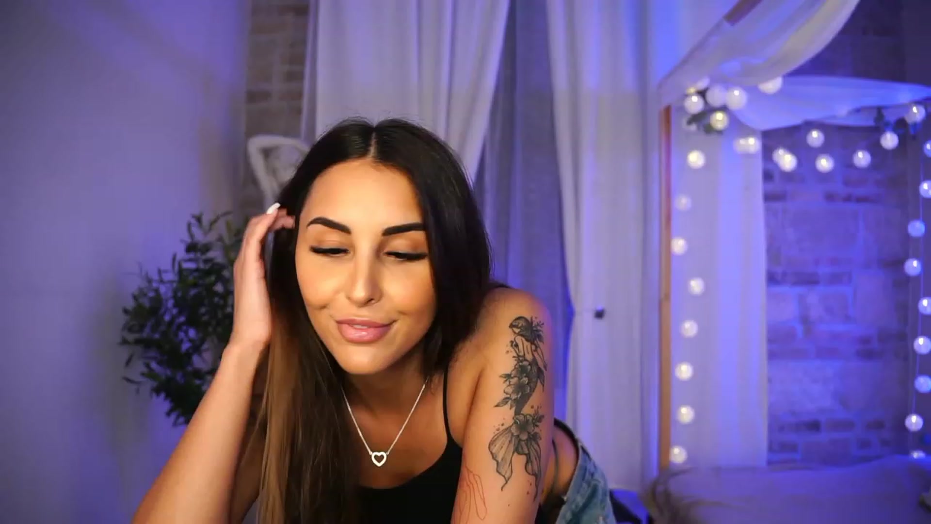 Gallery image thumbnail from Lisamelow's myfreecams stream on, 06/22/2023, 17:47 image 10 of 20