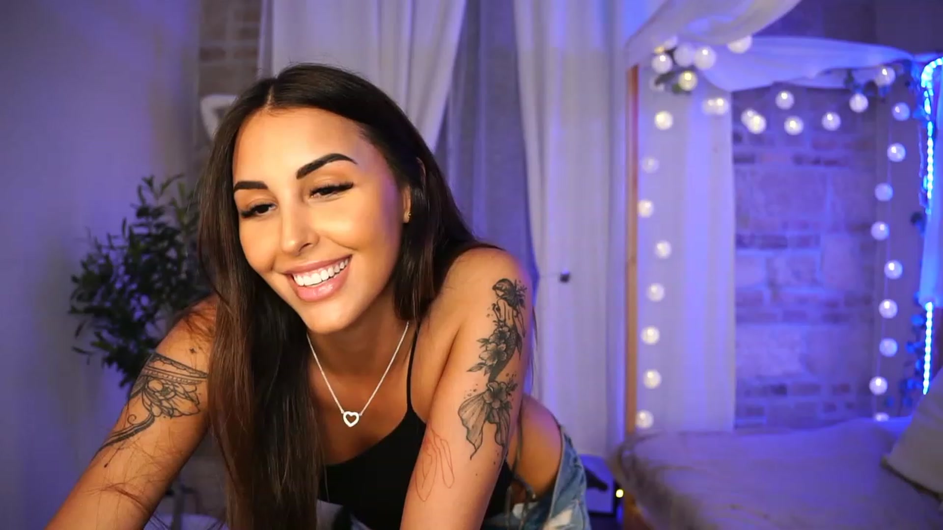 Gallery image thumbnail from Lisamelow's myfreecams stream on, 06/22/2023, 17:47 image 5 of 20