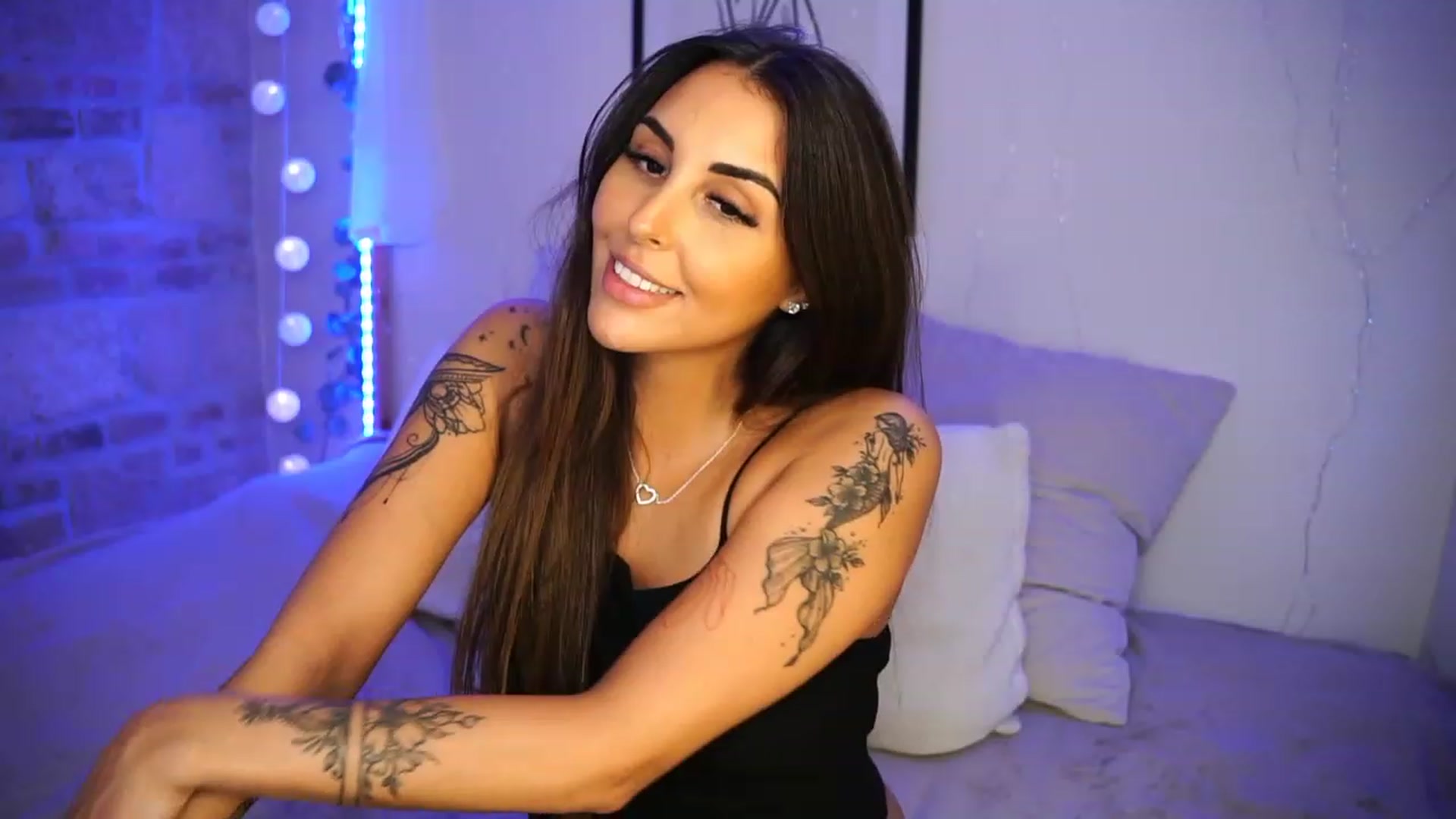 Gallery image thumbnail from Lisamelow's myfreecams stream on, 06/22/2023, 21:56 image 4 of 20