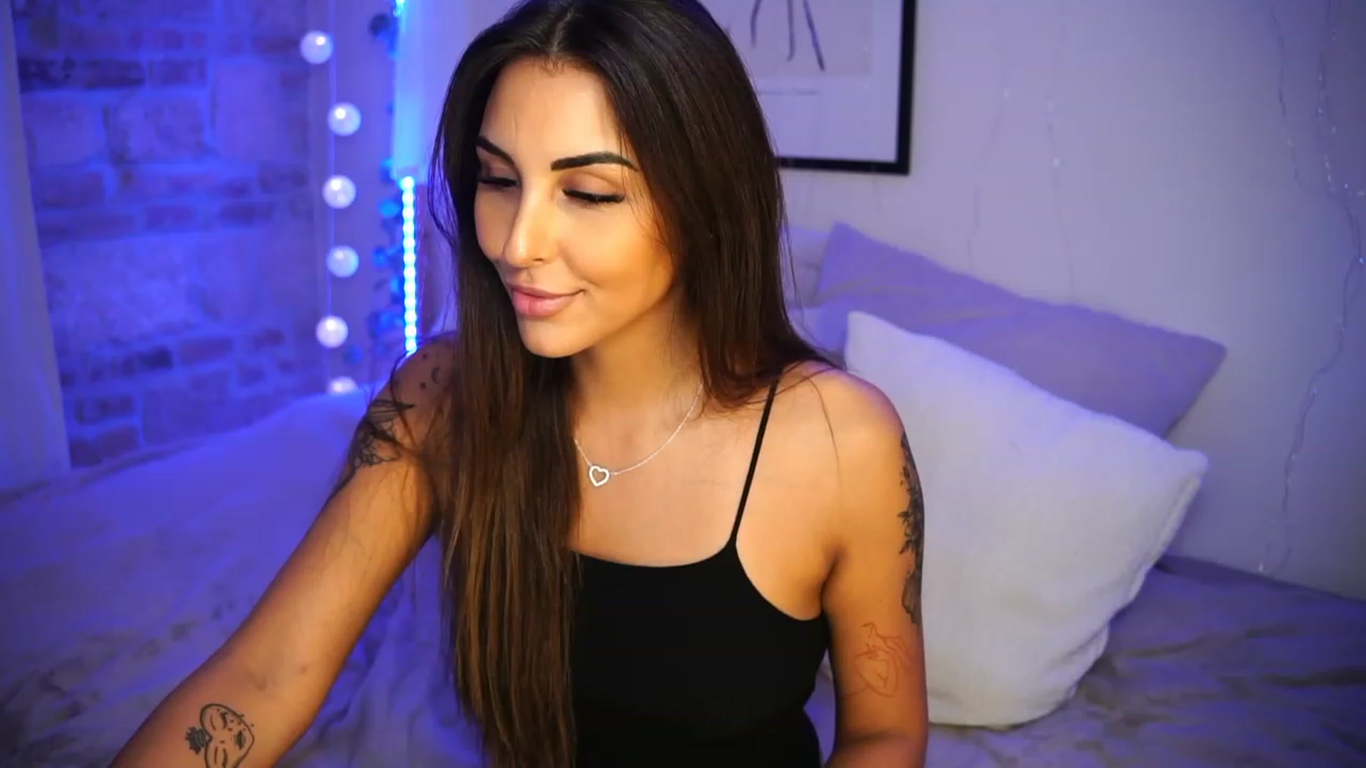 Gallery image thumbnail from Lisamelow's myfreecams stream on, 06/22/2023, 21:56 image 16 of 20