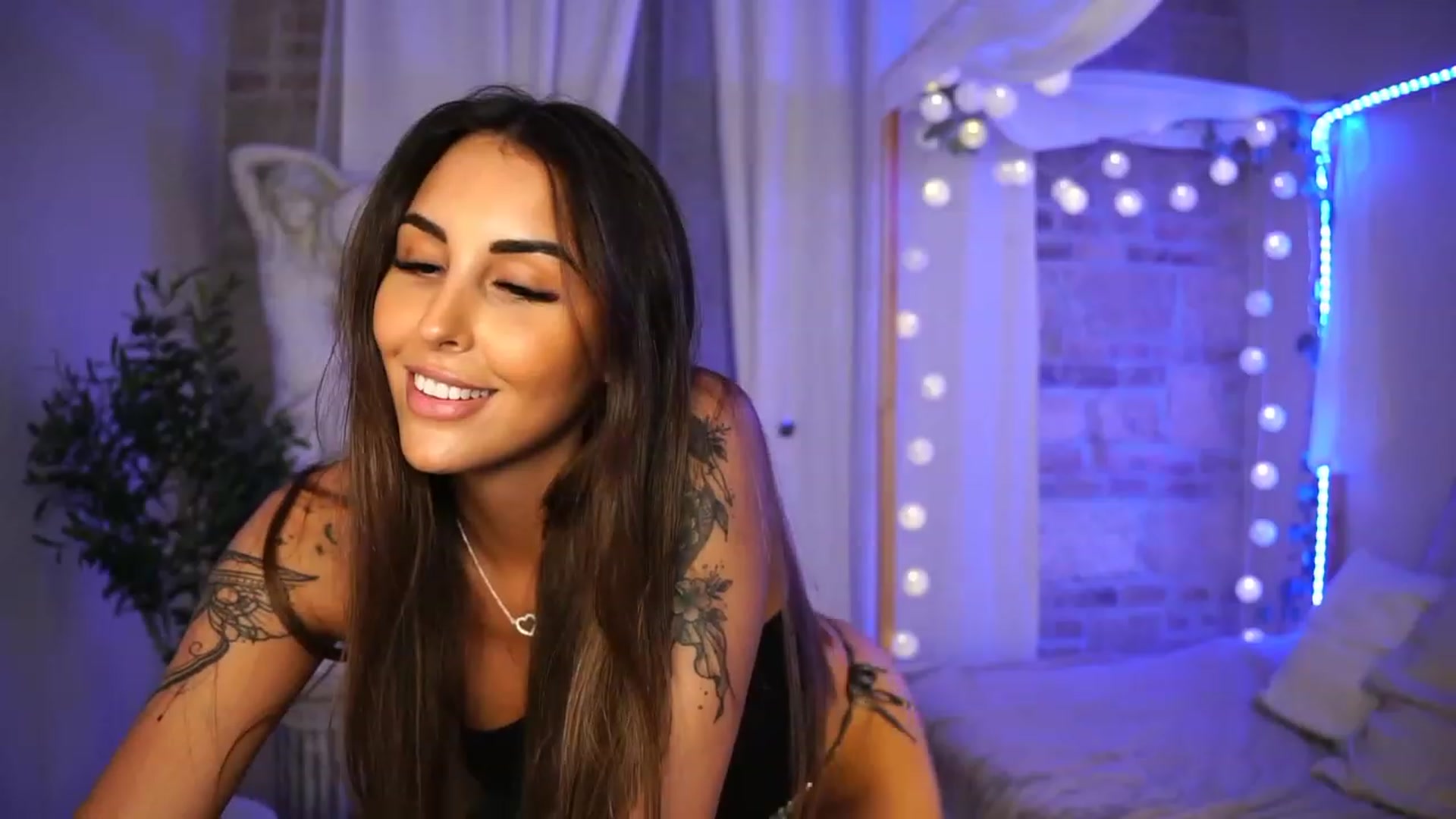 Gallery image thumbnail from Lisamelow's myfreecams stream on, 06/22/2023, 21:56 image 12 of 20