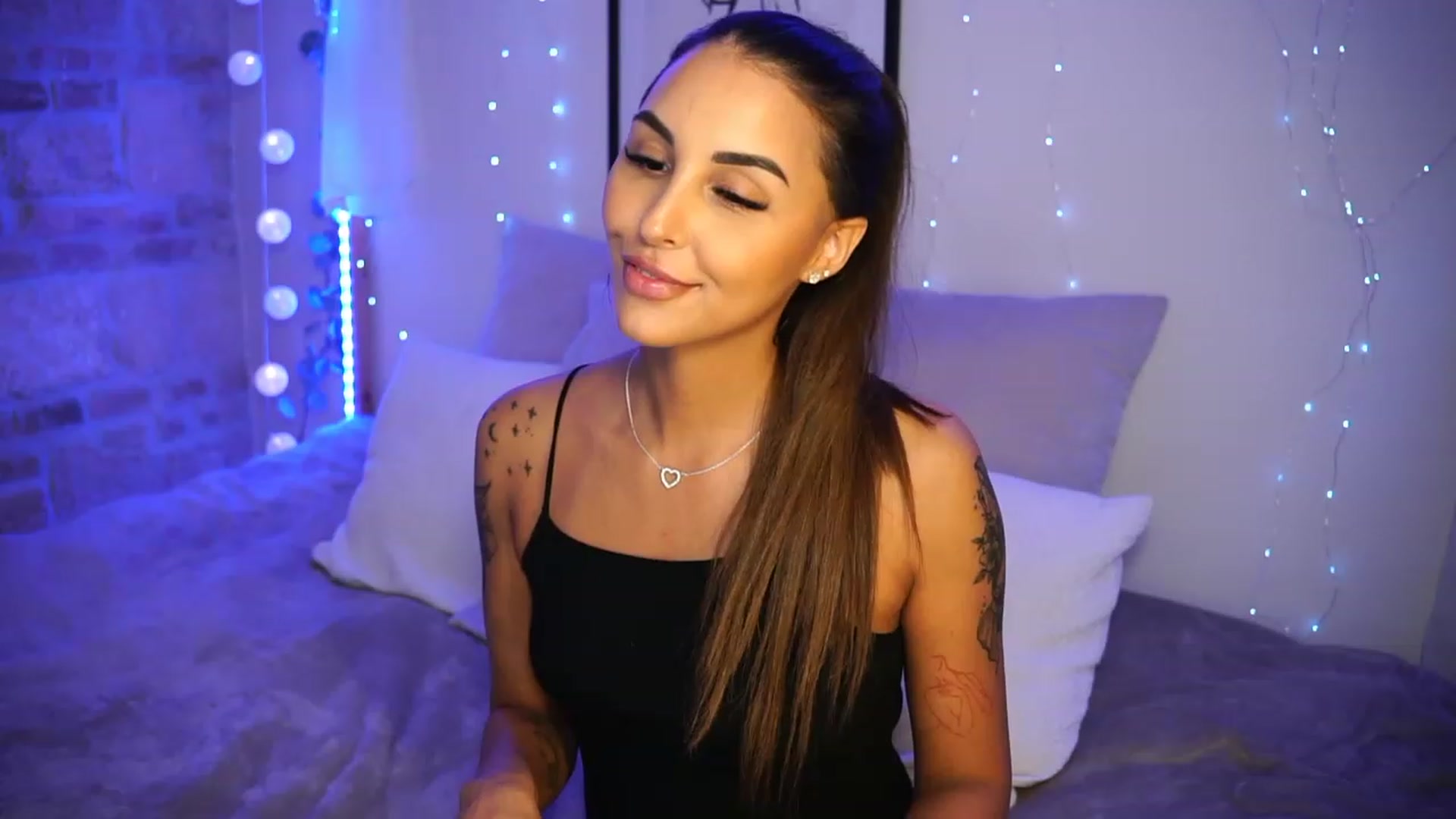 Gallery image thumbnail from Lisamelow's myfreecams stream on, 06/26/2023, 22:42 image 14 of 20