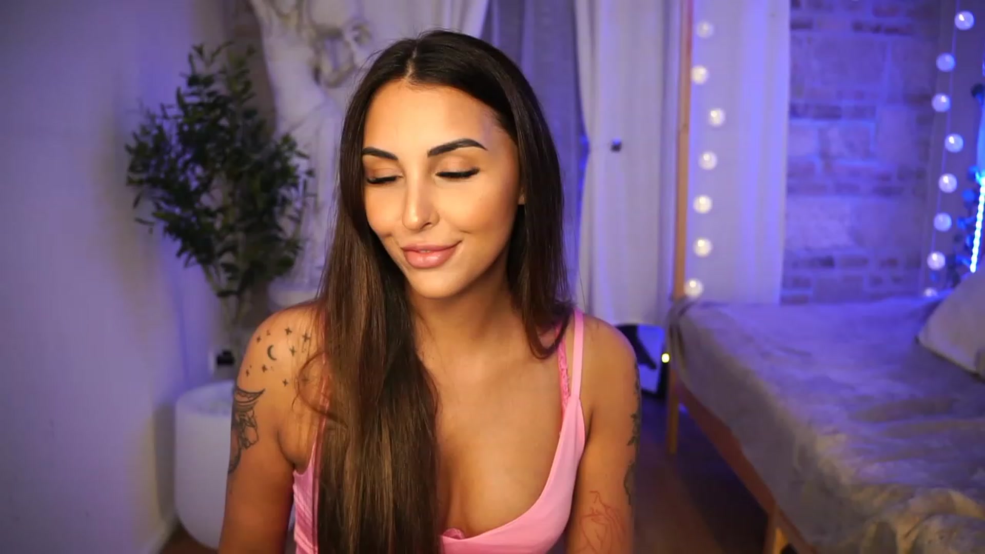 Gallery image thumbnail from Lisamelow's myfreecams stream on, 06/27/2023, 19:19 image 5 of 20