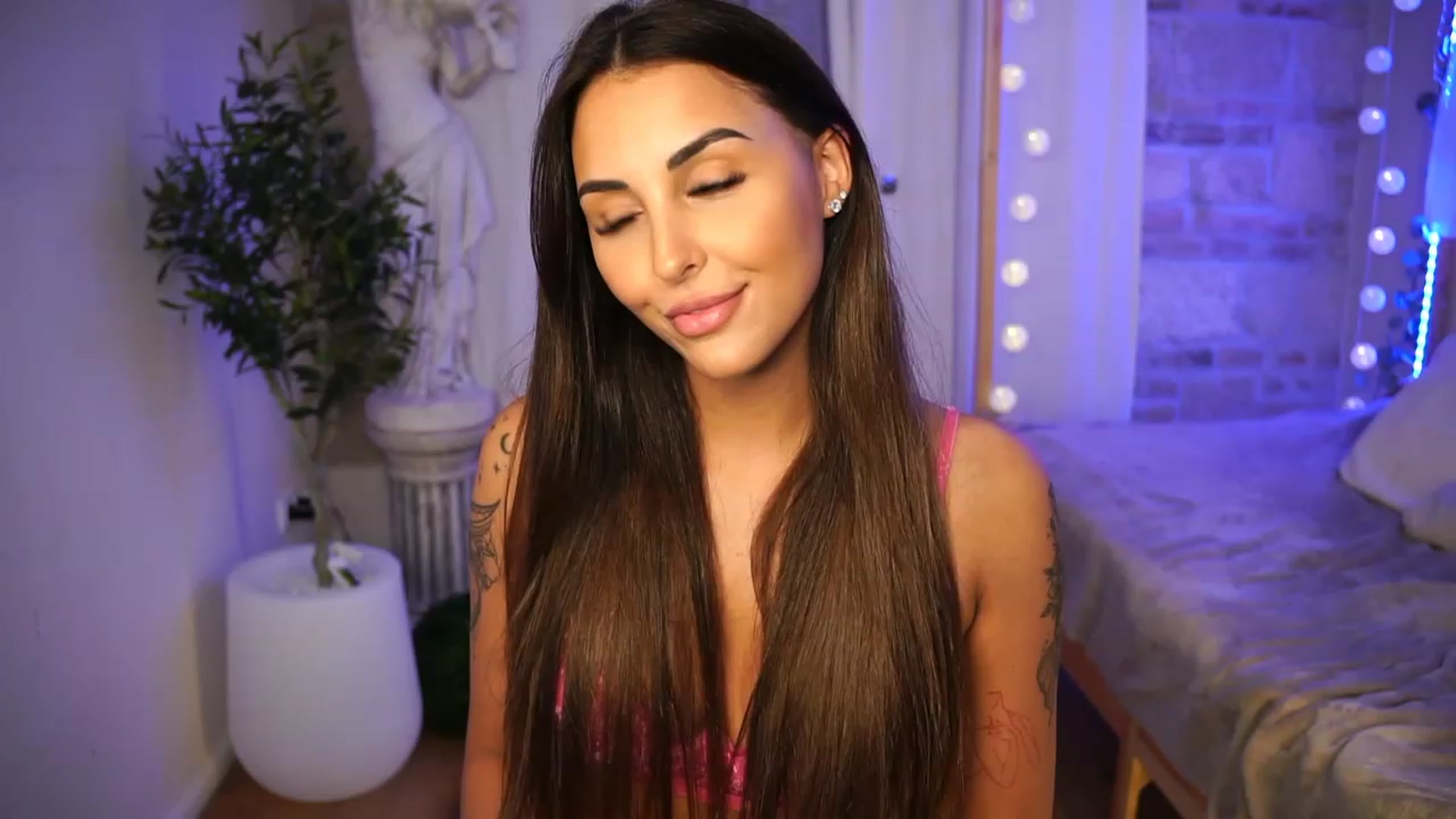 Gallery image thumbnail from Lisamelow's myfreecams stream on, 06/27/2023, 22:54 image 6 of 20