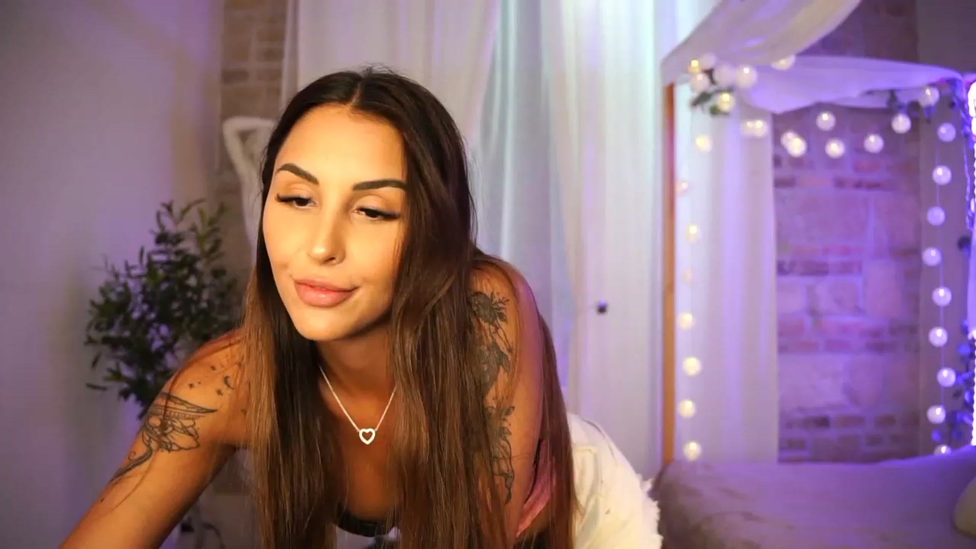 Gallery image thumbnail from Lisamelow's myfreecams stream on, 06/30/2023, 07:09 image 13 of 20