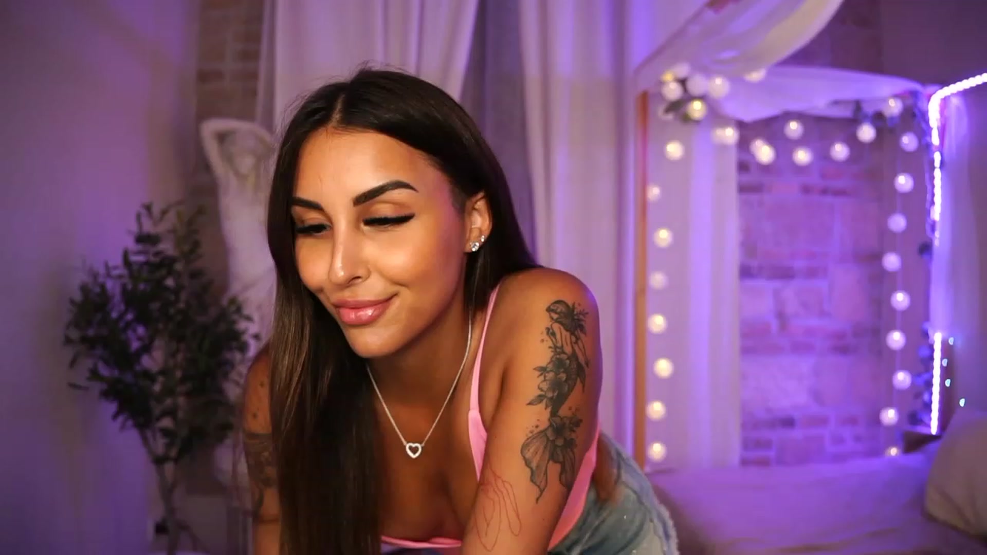 Gallery image thumbnail from Lisamelow's myfreecams stream on, 07/06/2023, 19:04 image 7 of 20