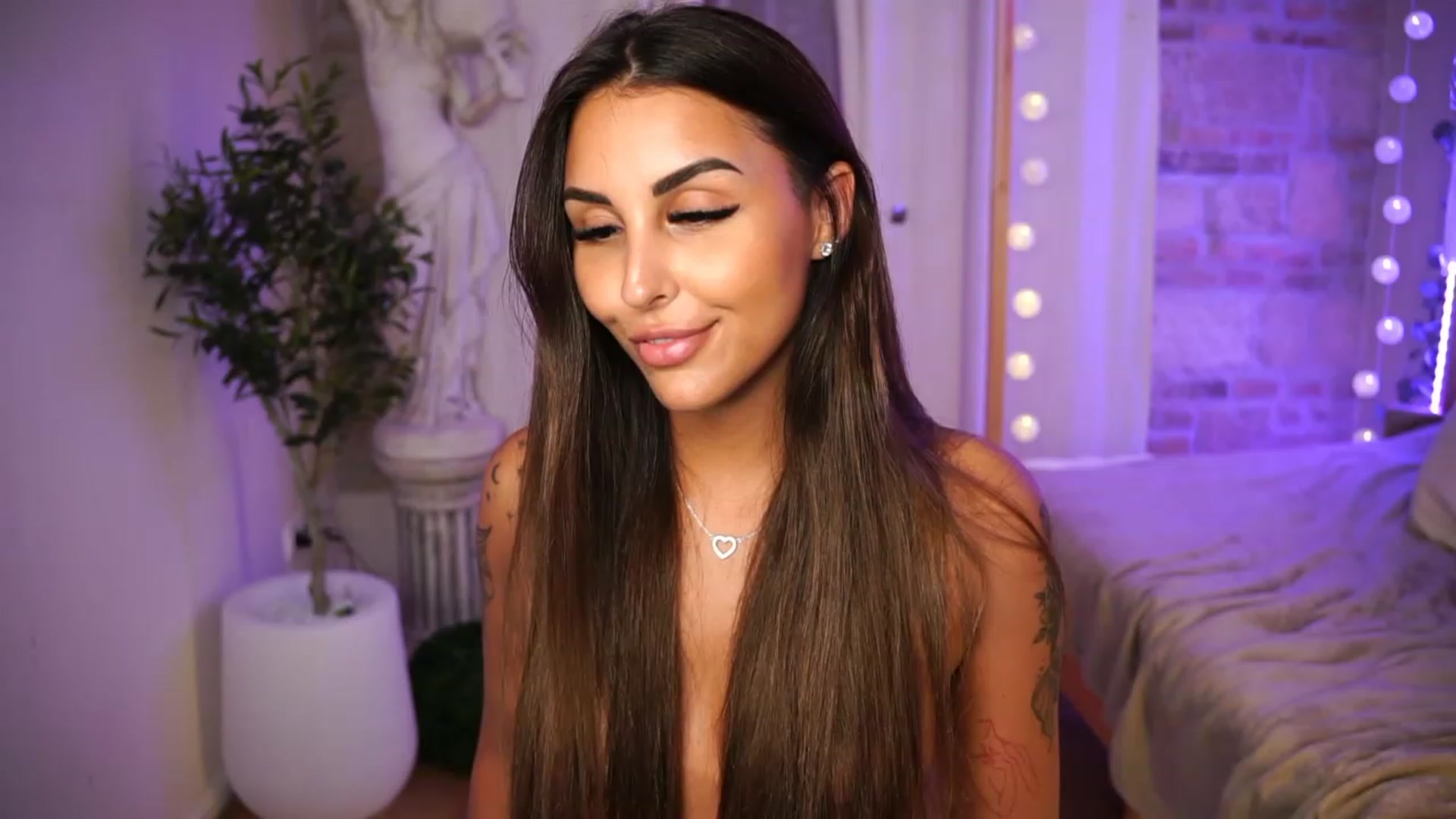 Gallery image thumbnail from Lisamelow's myfreecams stream on, 07/06/2023, 22:34 image 16 of 20
