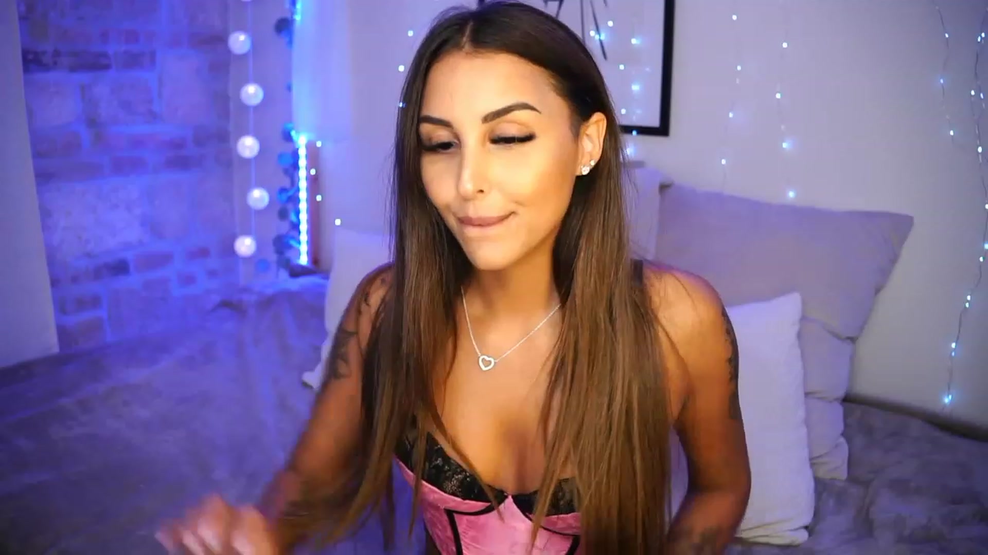 Gallery image thumbnail from Lisamelow's myfreecams stream on, 07/07/2023, 18:21 image 16 of 20