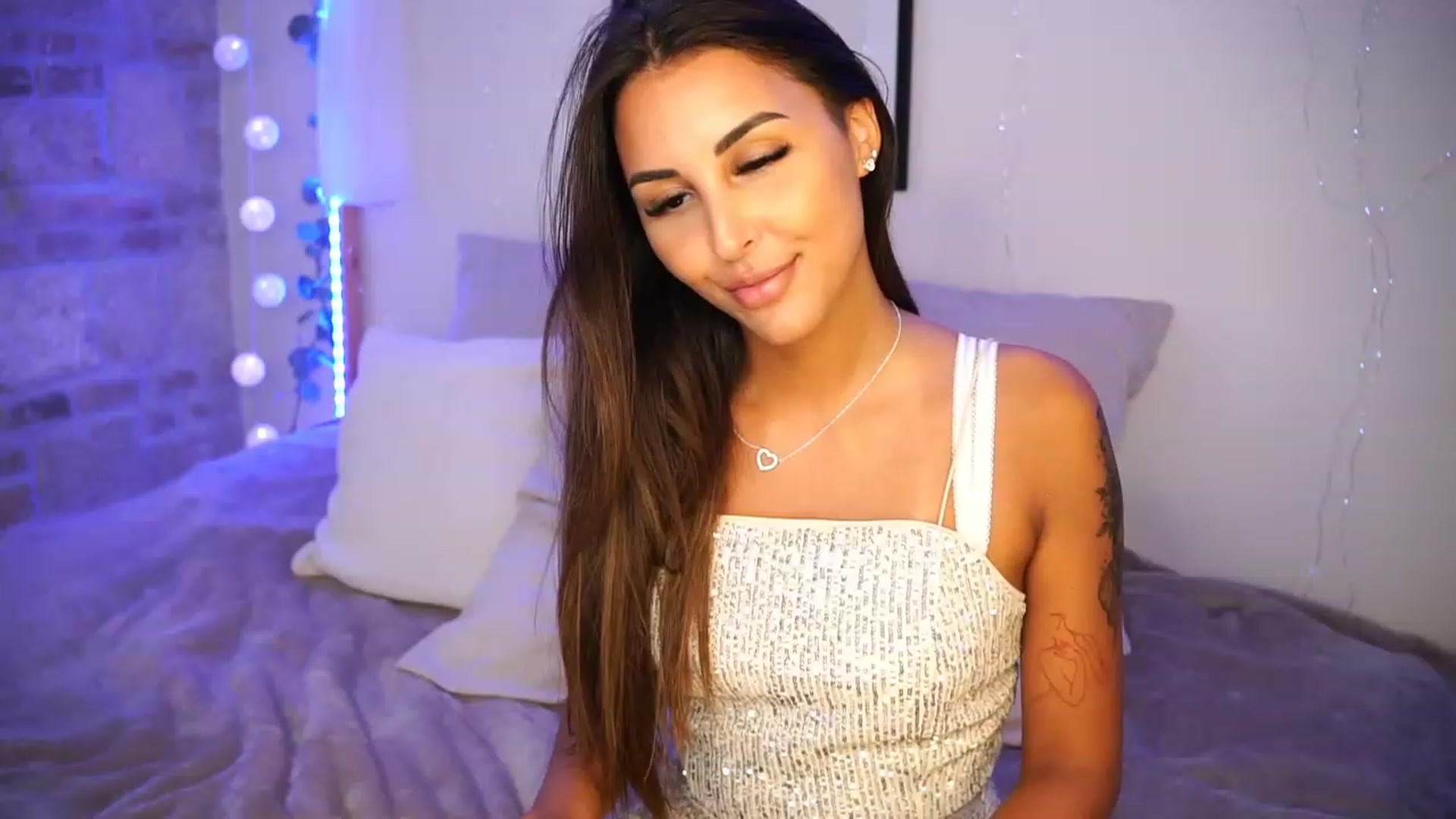 Gallery image thumbnail from Lisamelow's myfreecams stream on, 07/11/2023, 08:38 image 17 of 20