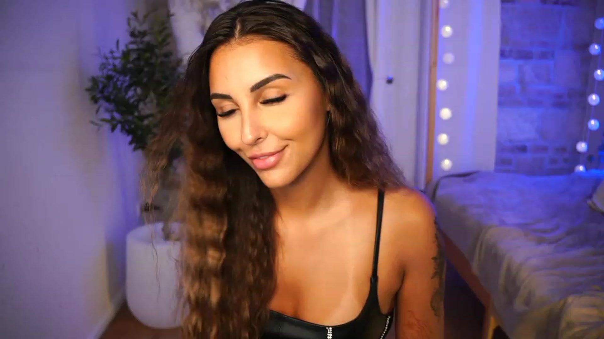 Gallery image thumbnail from Lisamelow's myfreecams stream on, 07/26/2023, 20:34 image 13 of 20