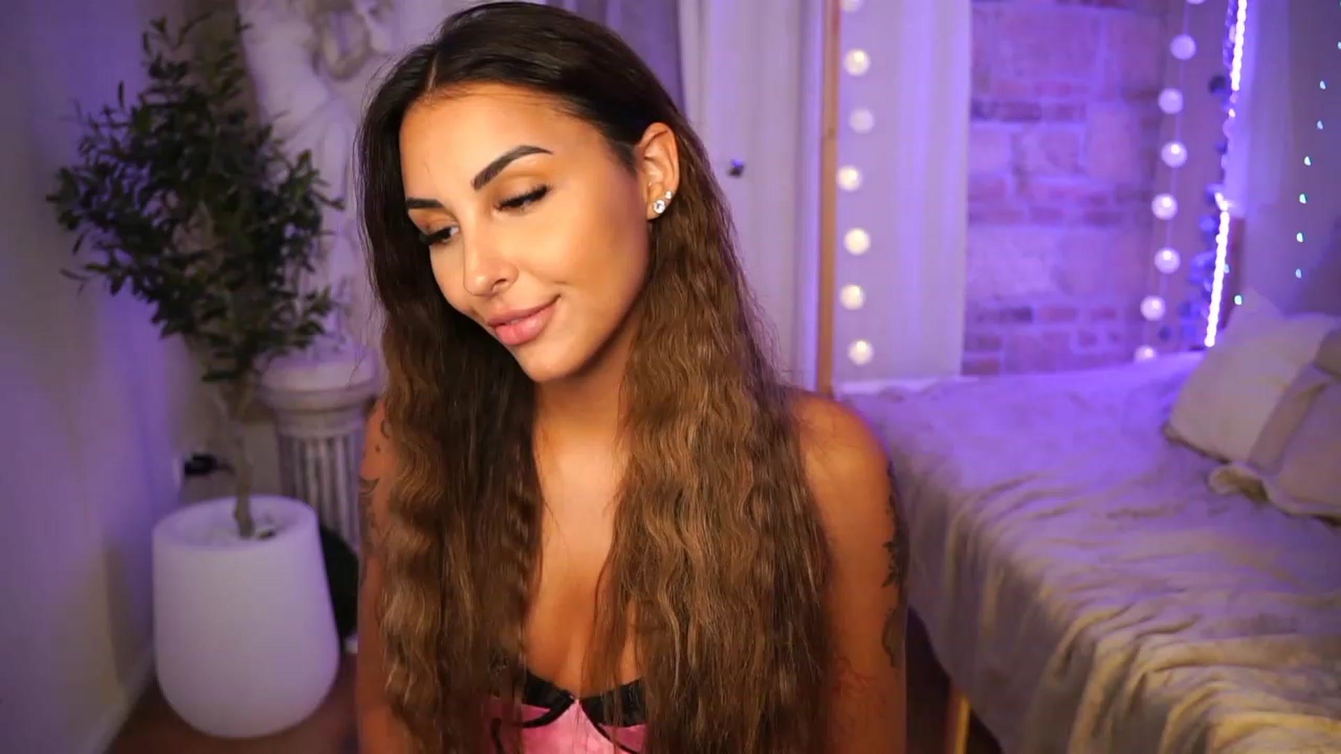 Gallery image thumbnail from Lisamelow's myfreecams stream on, 07/27/2023, 19:12 image 1 of 20