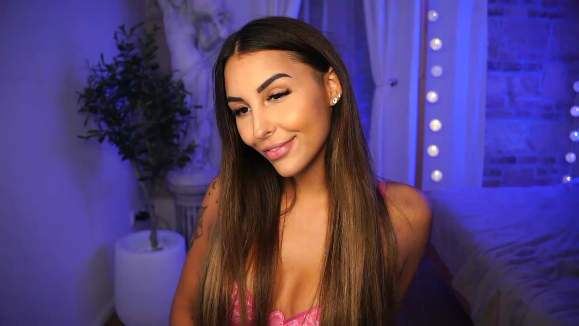 Gallery image thumbnail from Lisamelow's myfreecams stream on, 08/07/2023, 18:09 image 19 of 20