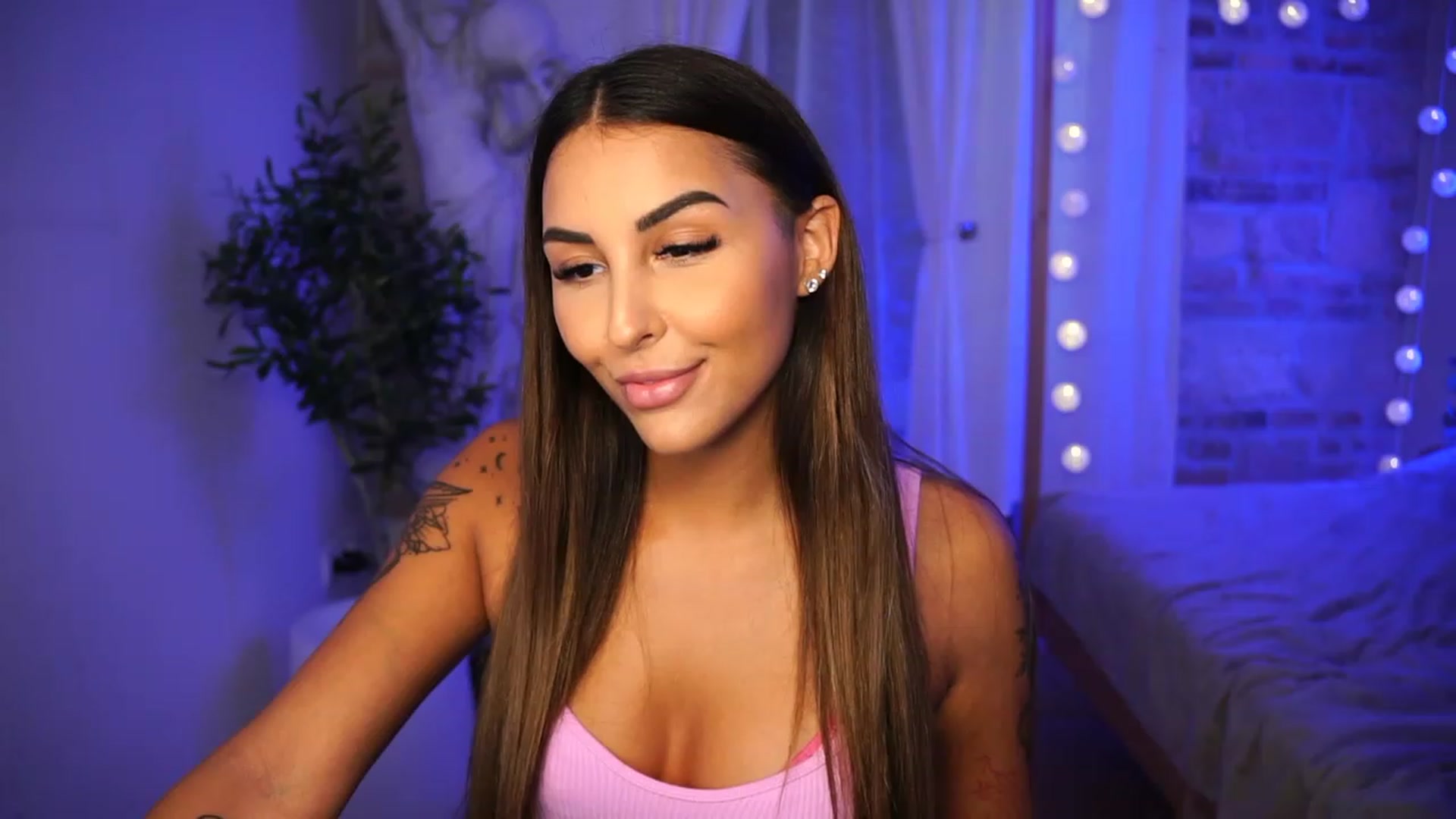 Gallery image thumbnail from Lisamelow's myfreecams stream on, 08/07/2023, 18:09 image 6 of 20