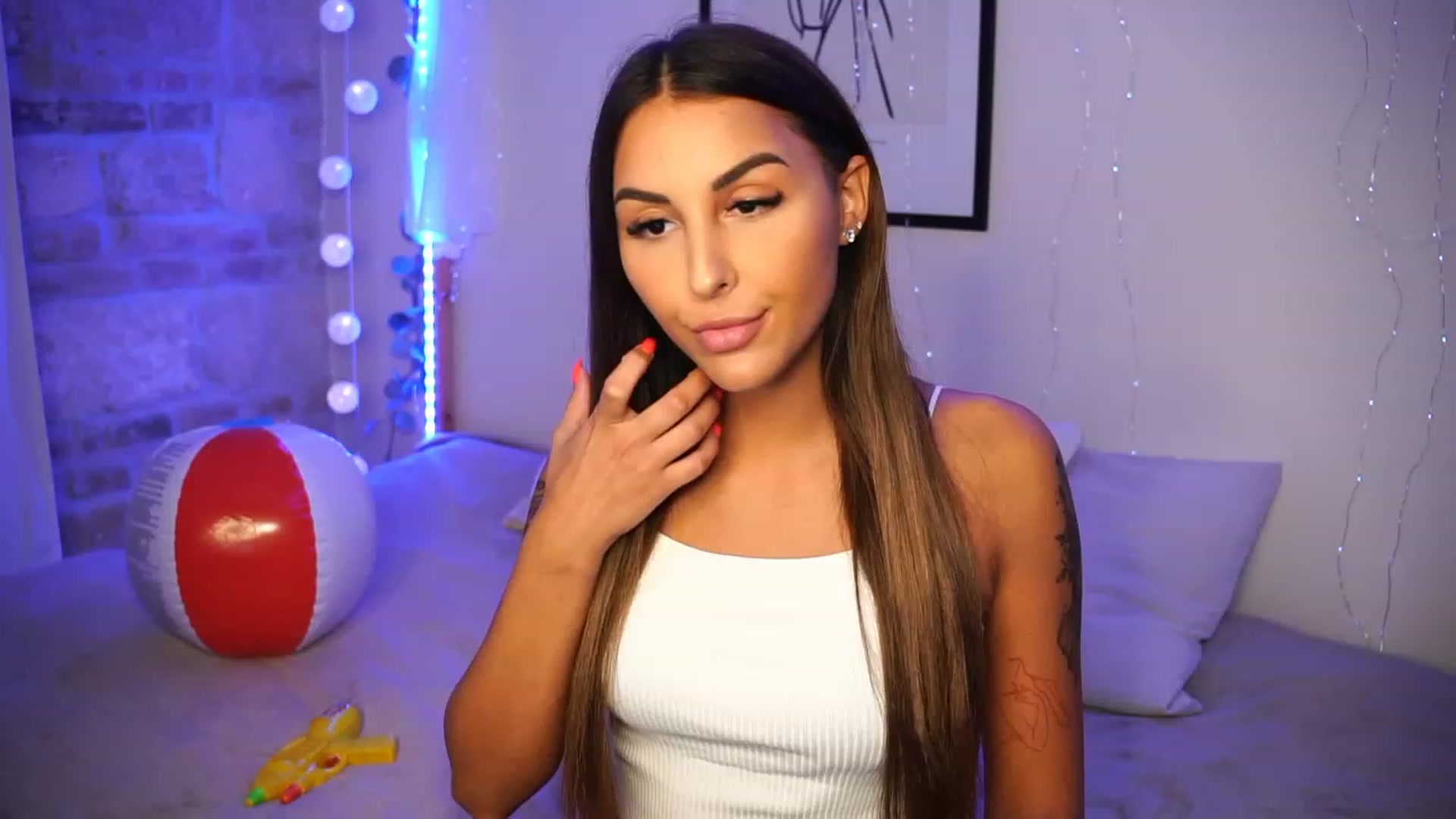 Gallery image thumbnail from Lisamelow's myfreecams stream on, 08/08/2023, 21:06 image 1 of 20