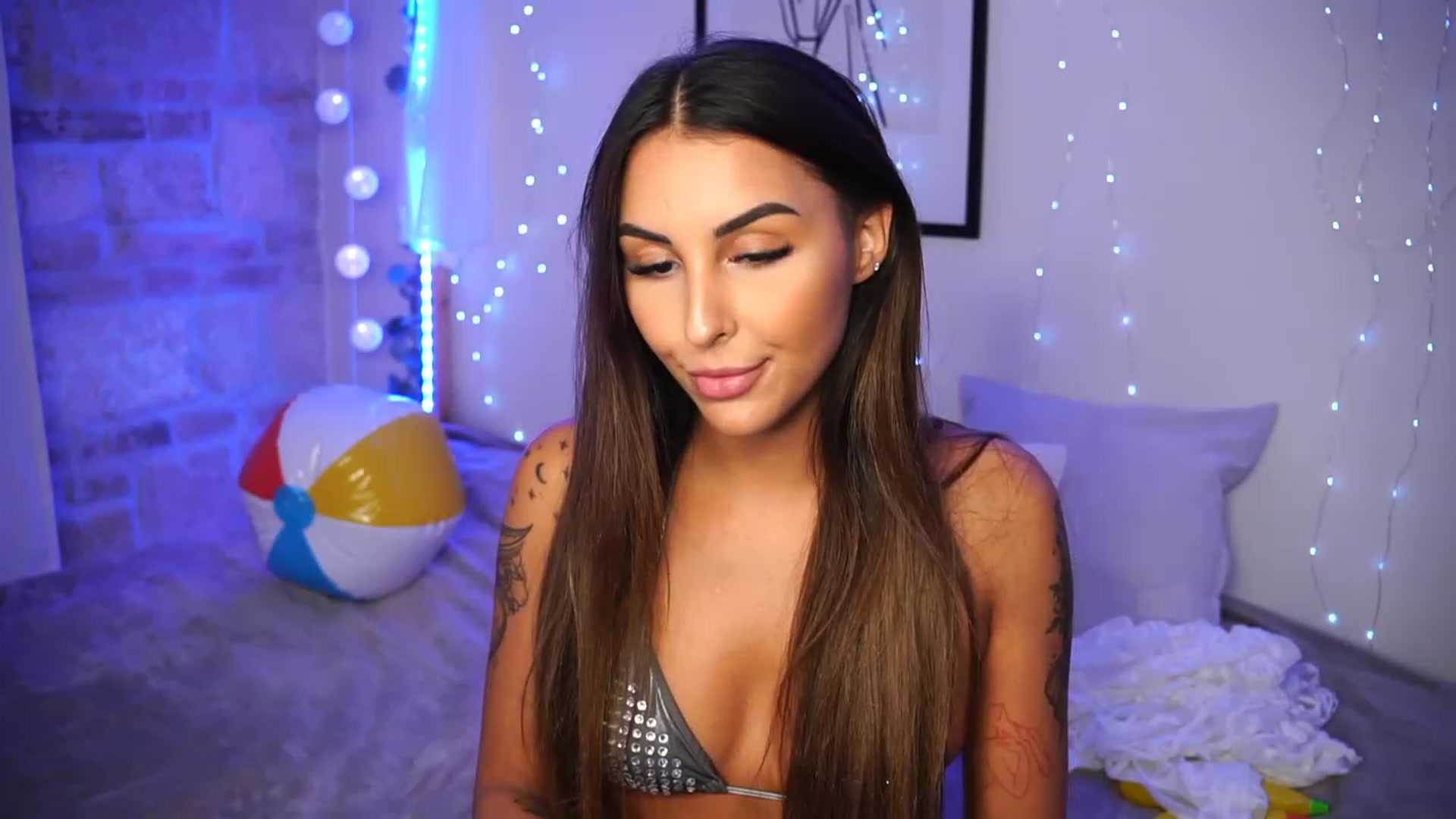 Gallery image thumbnail from Lisamelow's myfreecams stream on, 08/10/2023, 17:56 image 7 of 20