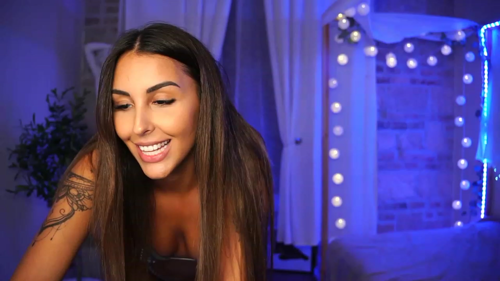 Gallery image thumbnail from Lisamelow's myfreecams stream on, 08/13/2023, 21:04 image 15 of 20