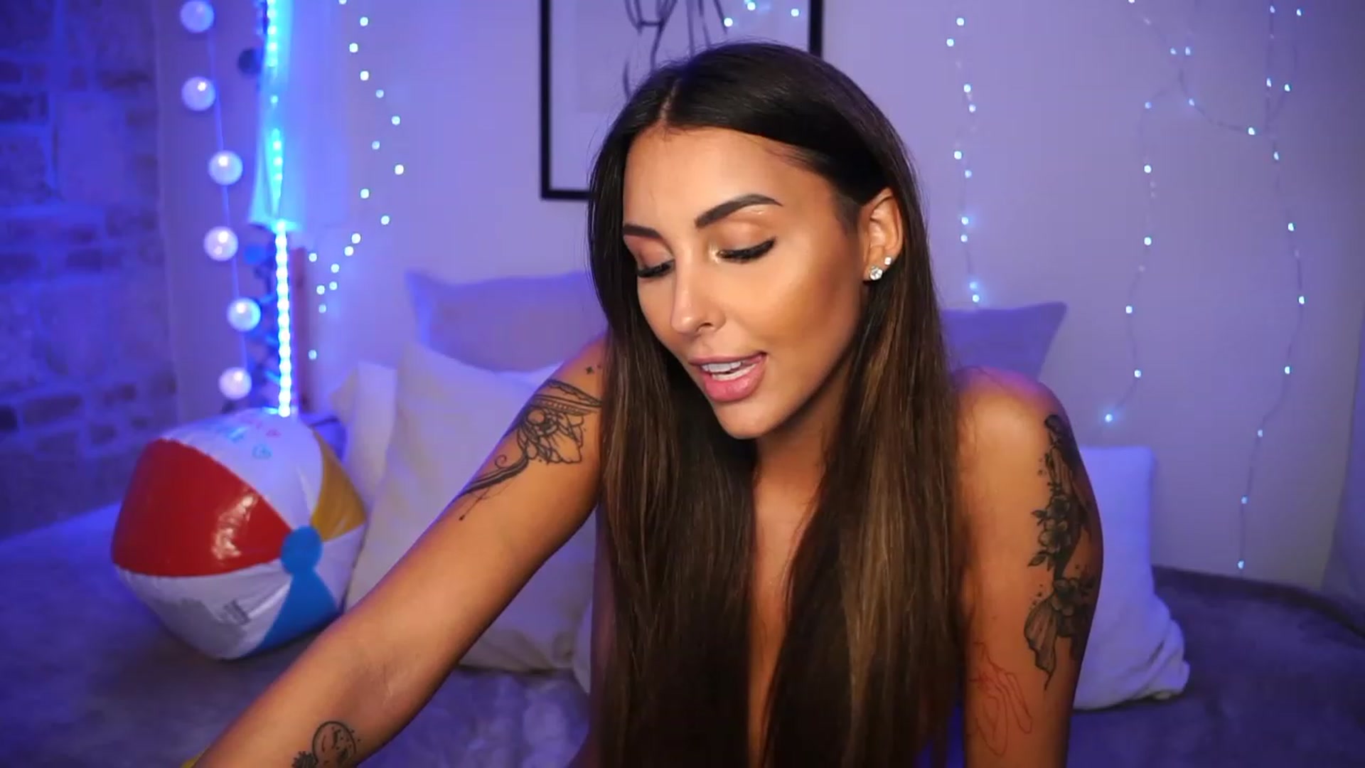 Gallery image thumbnail from Lisamelow's myfreecams stream on, 08/14/2023, 18:57 image 19 of 20