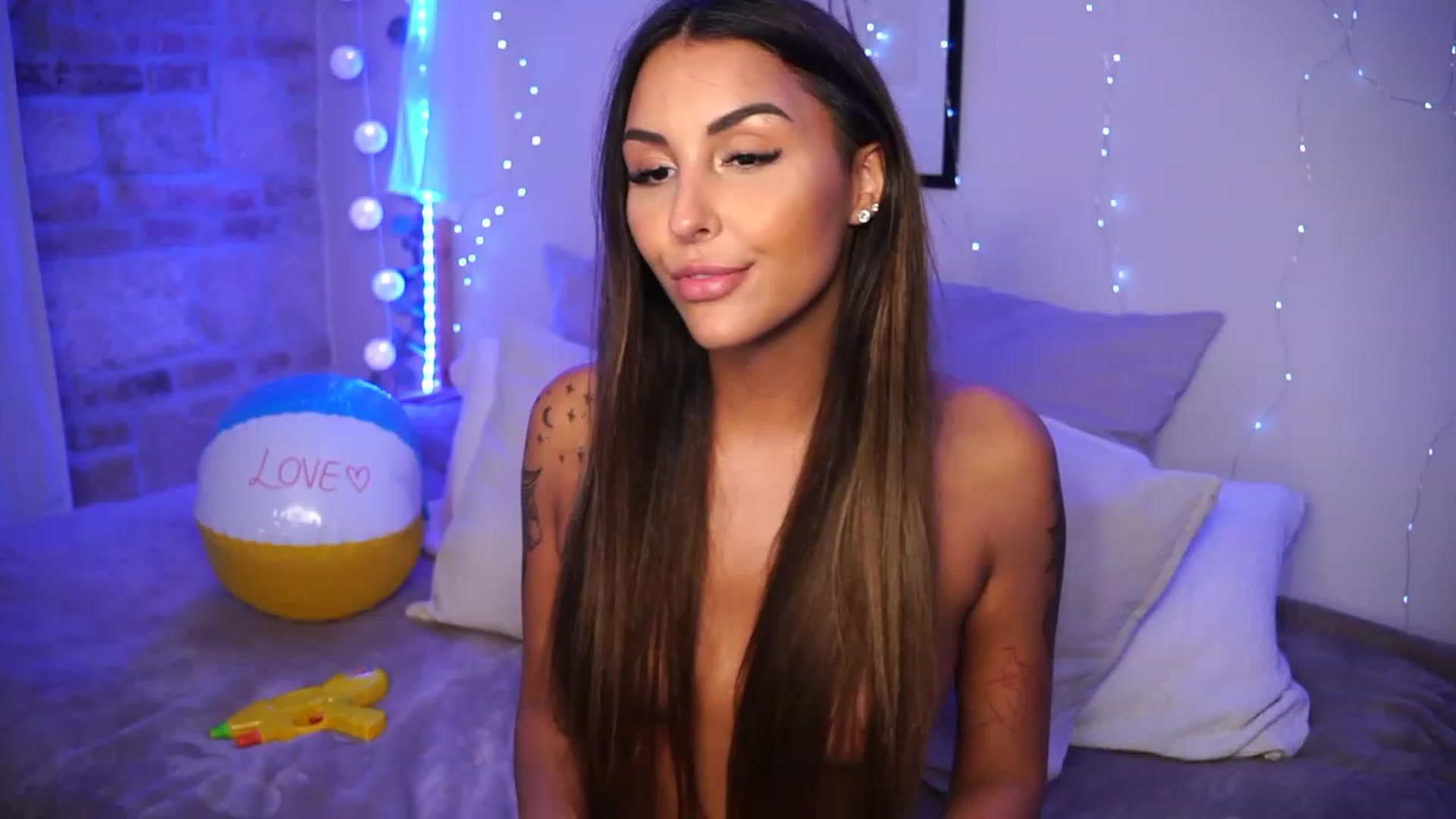 Gallery image thumbnail from Lisamelow's myfreecams stream on, 08/14/2023, 20:54 image 11 of 20