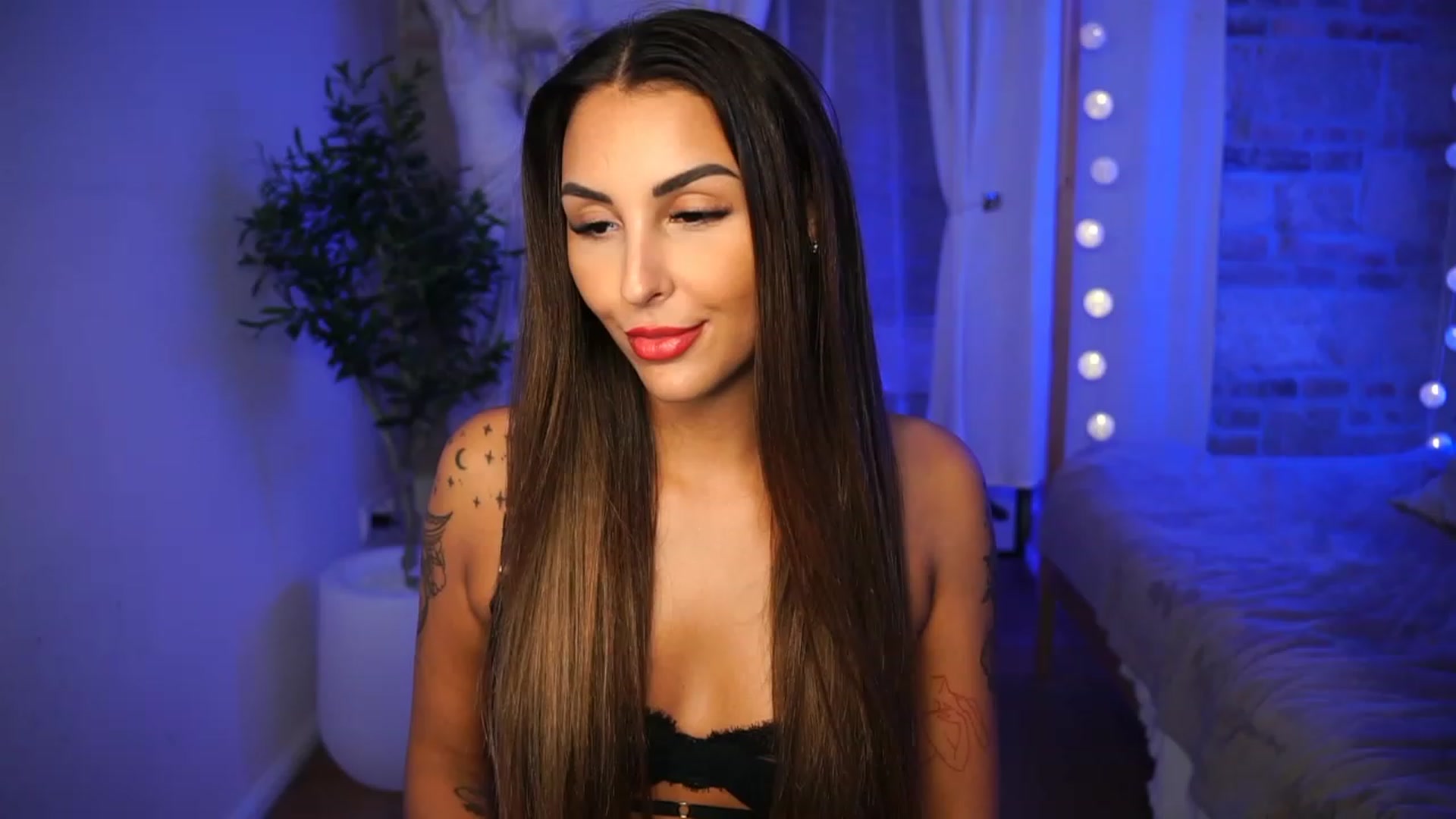 Gallery image thumbnail from Lisamelow's myfreecams stream on, 08/21/2023, 18:37 image 1 of 20
