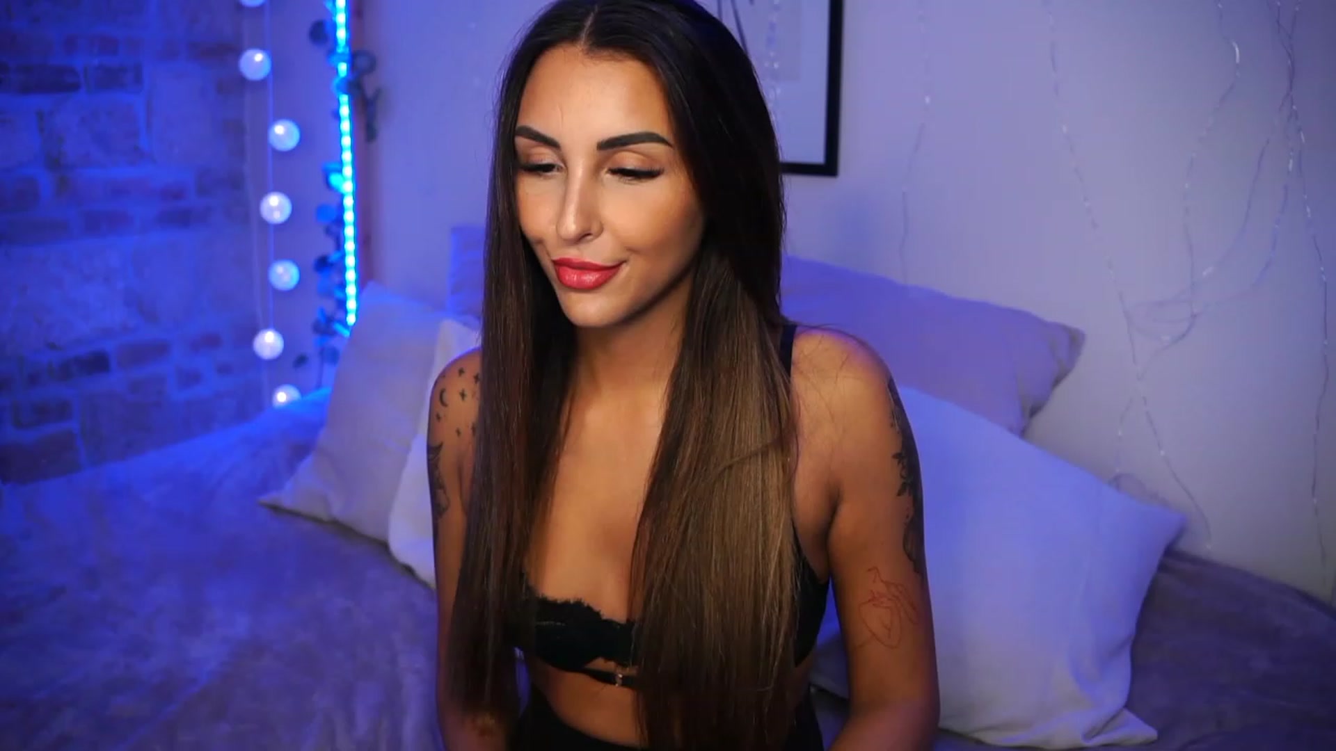 Gallery image thumbnail from Lisamelow's myfreecams stream on, 08/21/2023, 18:37 image 14 of 20